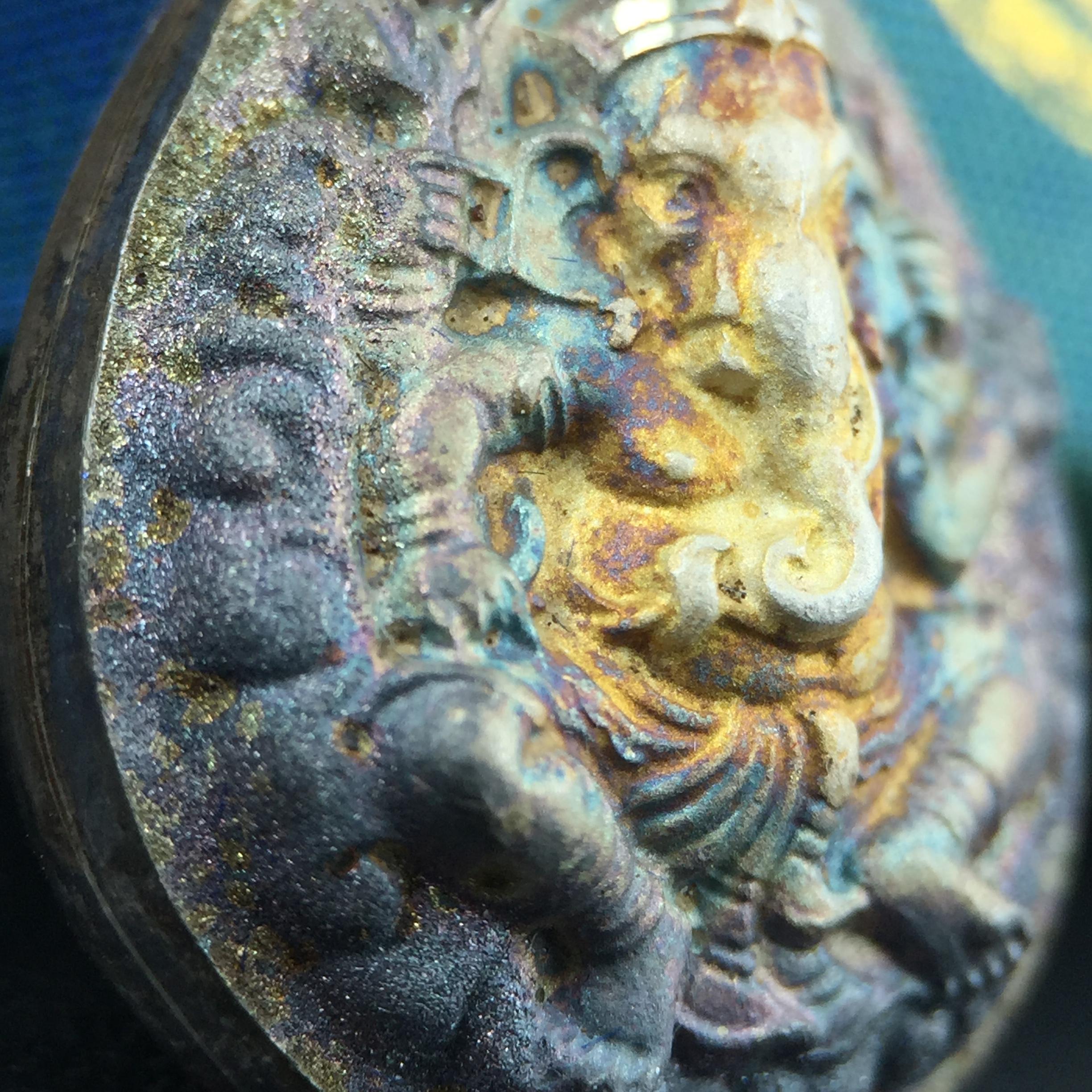 เหรียญพระพิฆเนศวร ญสส. ชุดกาญจนาภิเษกครองราชย์ 50 ปี พุทธศักราช 2538 พิมพ์ใหญ่(2.9 ซม.) เนื้อเงินผิวเดิมกลับดำขึ้นสีรุ้งเข้มขลังงดงามธรรมชาติสร้างสรรค์ สภาพสวยเดิมพร้อมกล่องบรรจุเดิม ตอกโค๊ดหมายเลขกำกับ(1ใน 5539องค์)