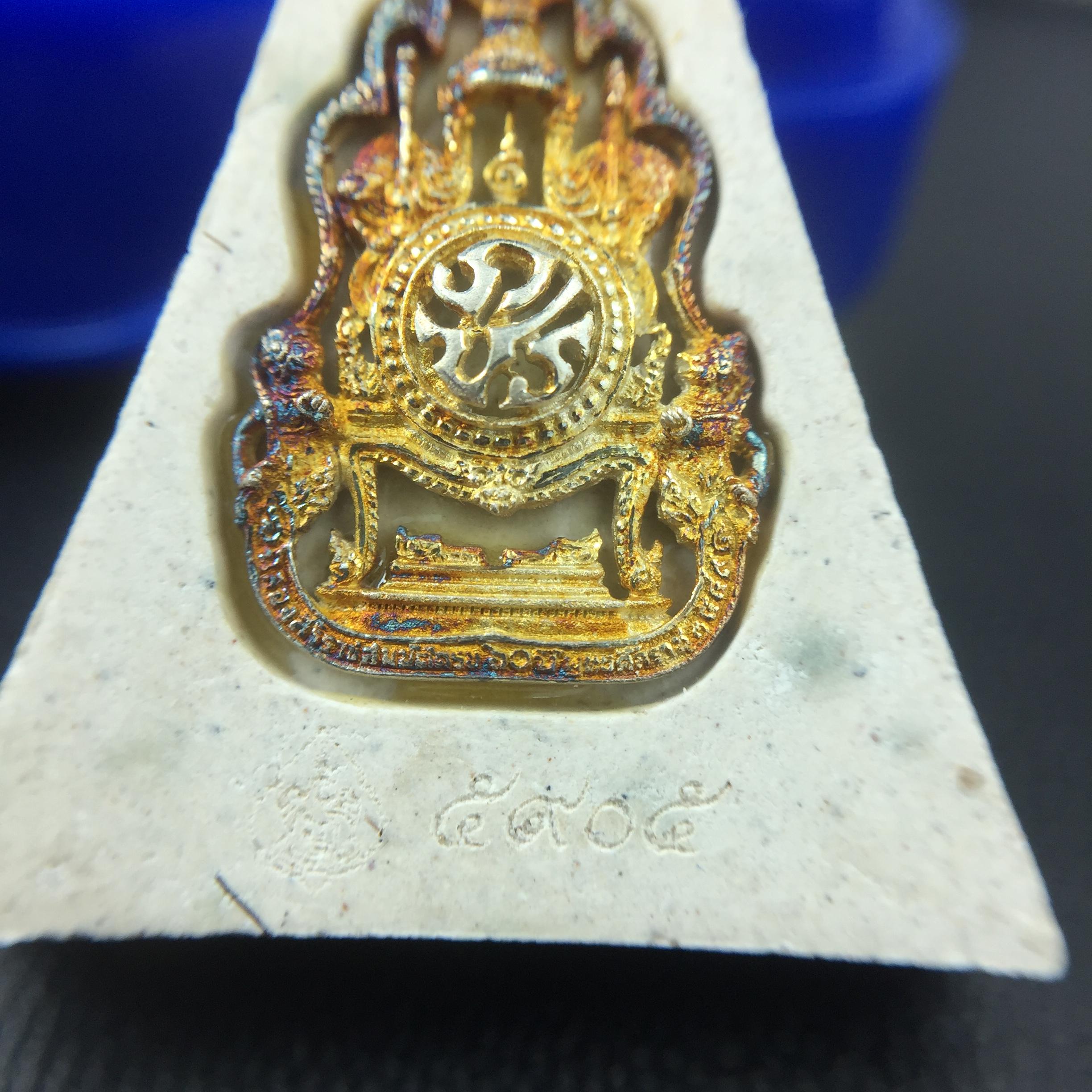 พระแก้วมรกต(จำลอง)ทรงเครื่องฤดูร้อน พระผงบูชา ด้านหน้าปิดทอง ด้านหลังตราฉลองสิริราชสมบัติครบ 60ปี เนื้อเงินขึ้นสีรุ้งธรรมชาติสร้างสรรค์งดงาม(รุ่นนี้ได้พระราชทานเส้นพระเจ้า(เส้นผม)รัชกาลที่9ในการจัดสร้าง)***องค์นี้พิเศษมองเห็นเส้นผมติดอยู่ด้านหลังชัดเจน***