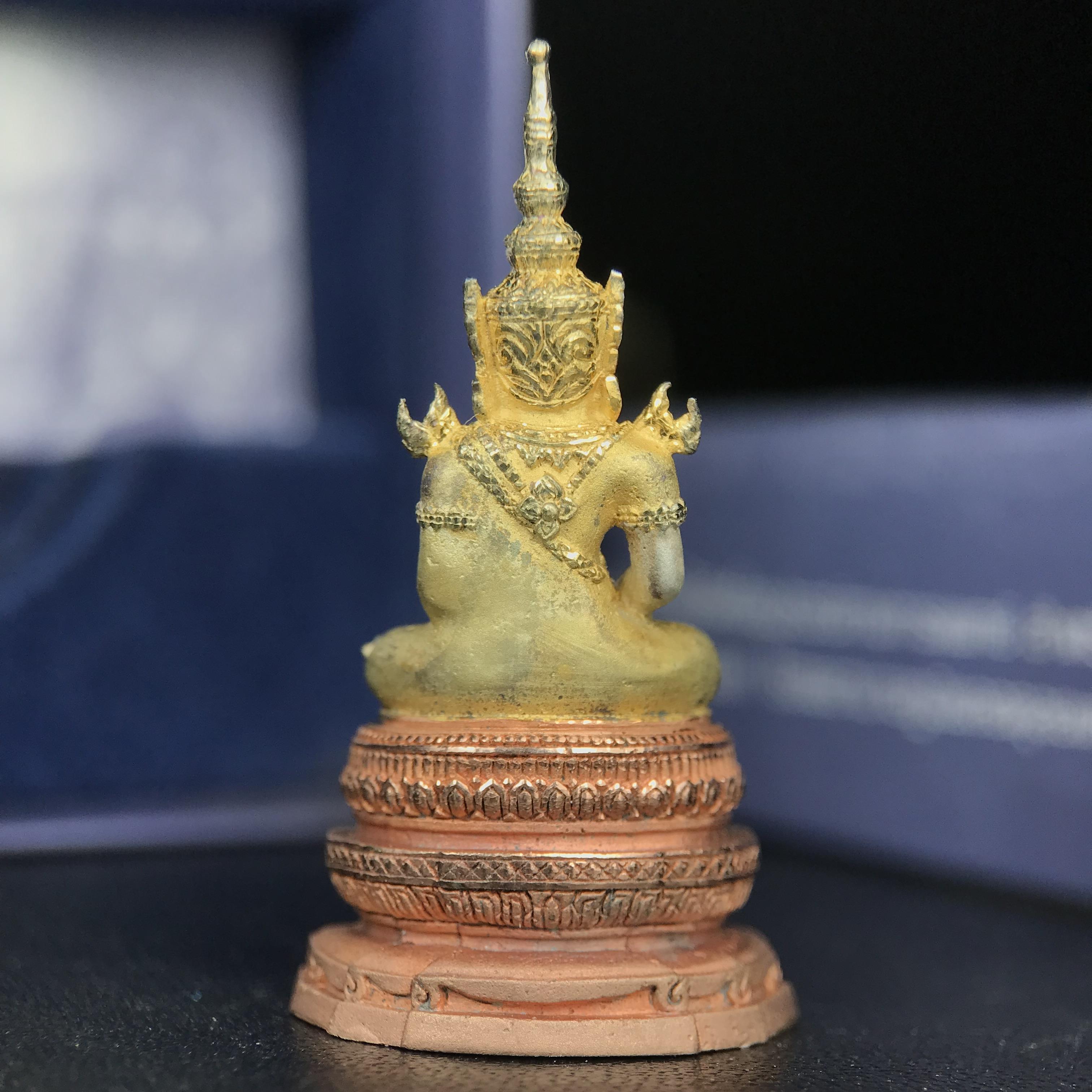 พระแก้วมรกต ภปร. ปี 2547 จัดสร้างโดยโรงพยาบาลภูมิพลอดุลยเดช เนื้อเงิน(3 กษัตริย์) ลอยองค์ หน้าตัก 1/2 นิ้ว สูง 3.7 ซม.พิธีมหามังคาภิเษก ณ พระอุโบสถวัดพระศรีรัตนศาสดาราม(วัดพระแก้ว) งดงามทรงคุณค่าอีกหนึ่งรุ่นยอดนิยม หายาก(องค์หมายเลข ๑๔๑๖)