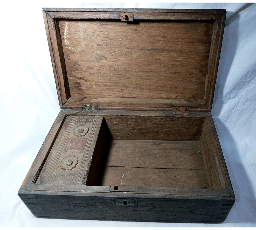 กล่องไม้เก่าตอกลายด้วยเส้นทองเหลือง-BPT2745-