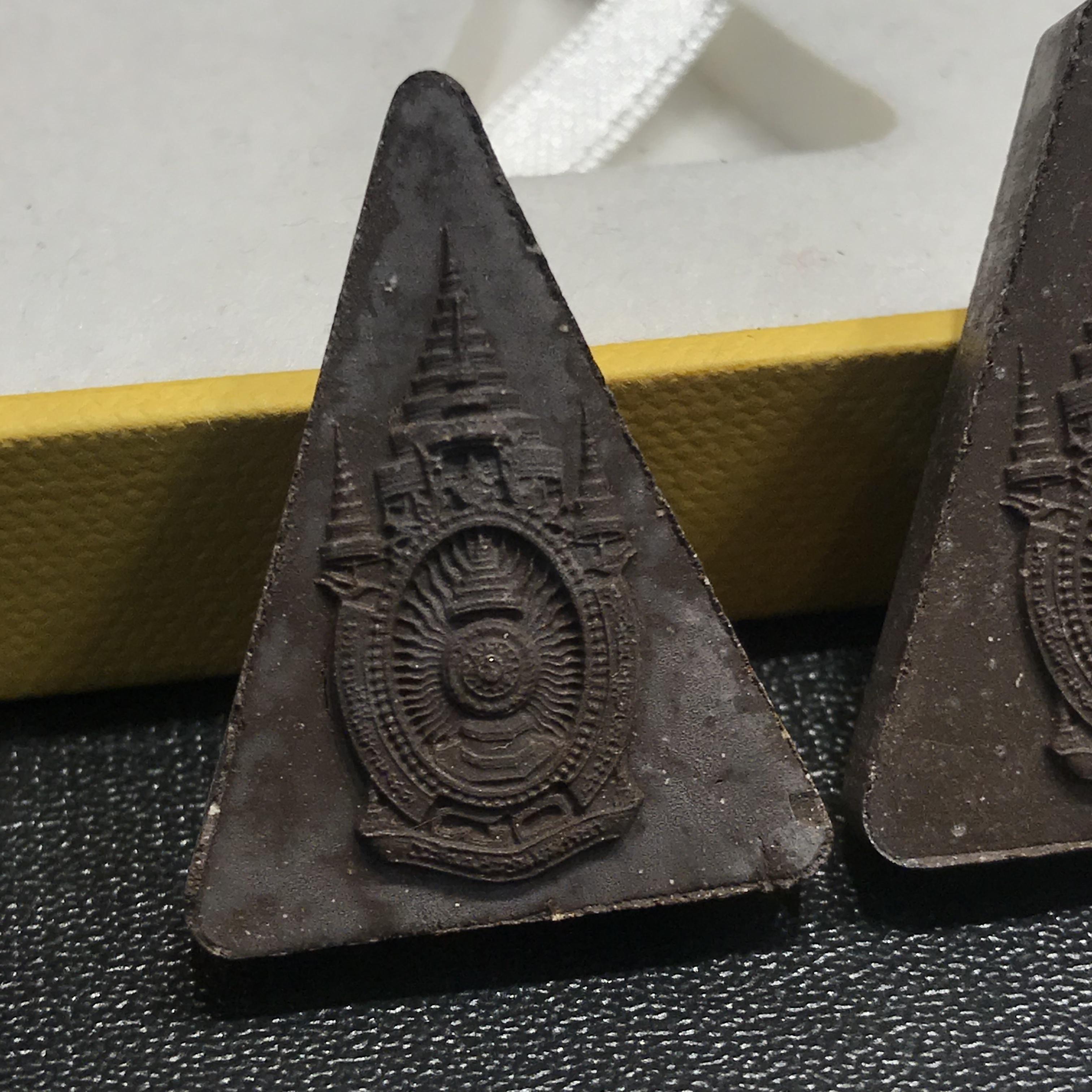 พระพุทธมหาสุวรรณปฏิมากร (หลวงพ่อทองคำ)ตราสัญลักษณ์ 80 พรรษารัชกาลที่9 วัดไตรมิตรวิทยาราม กรุงเทพฯ ปี2550(รวม2องค์)