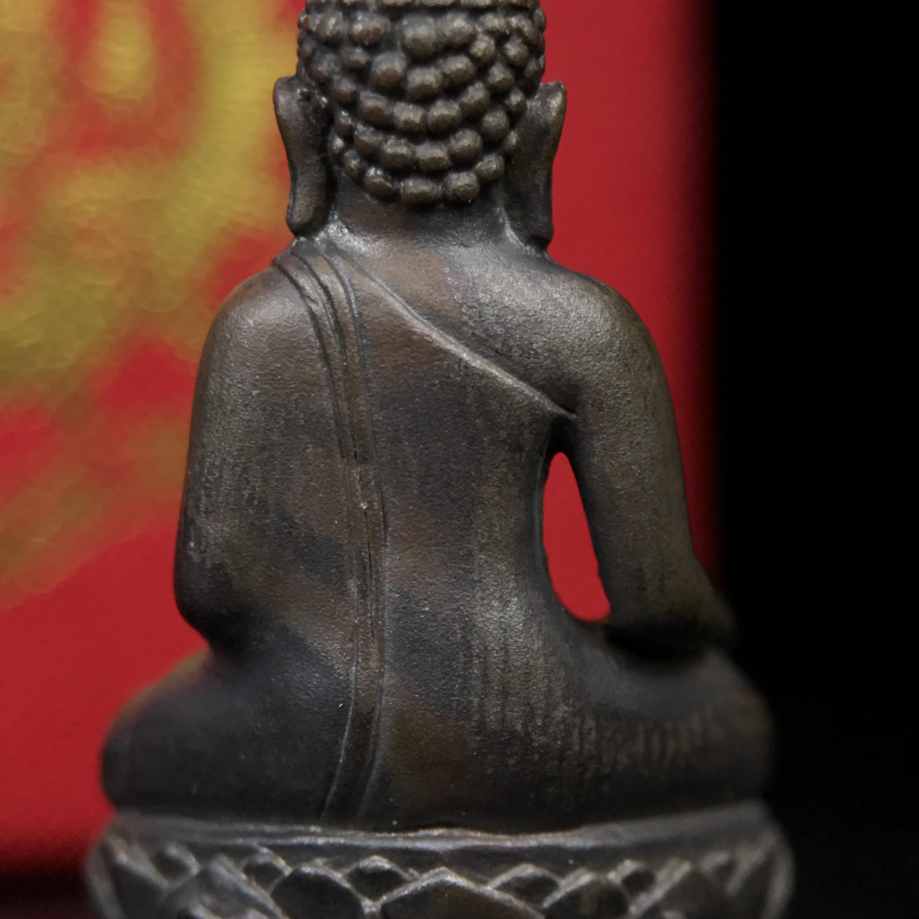 พระกริ่งไพรีพินาศ บรรจุเหล็กไหล ครั้งแรกและครั้งเดียวในประวัติศาสตร์ เฉลิมพระเกียรติ พระบาทสมเด็จพระเจ้าอยู่หัวรัชกาลที่9 พระชนมพรรษา 6 รอบ ปี2542 เนื้อนวโลหะผสมทองคำ(บรรจุเหล็กไหล)ดีนอก-ดีใน พิธีใหญ่ มวลสารเด่น(หายาก พิเศษกรรมการ ตอก 2 โค๊ต พบเจอน้อยมาก)