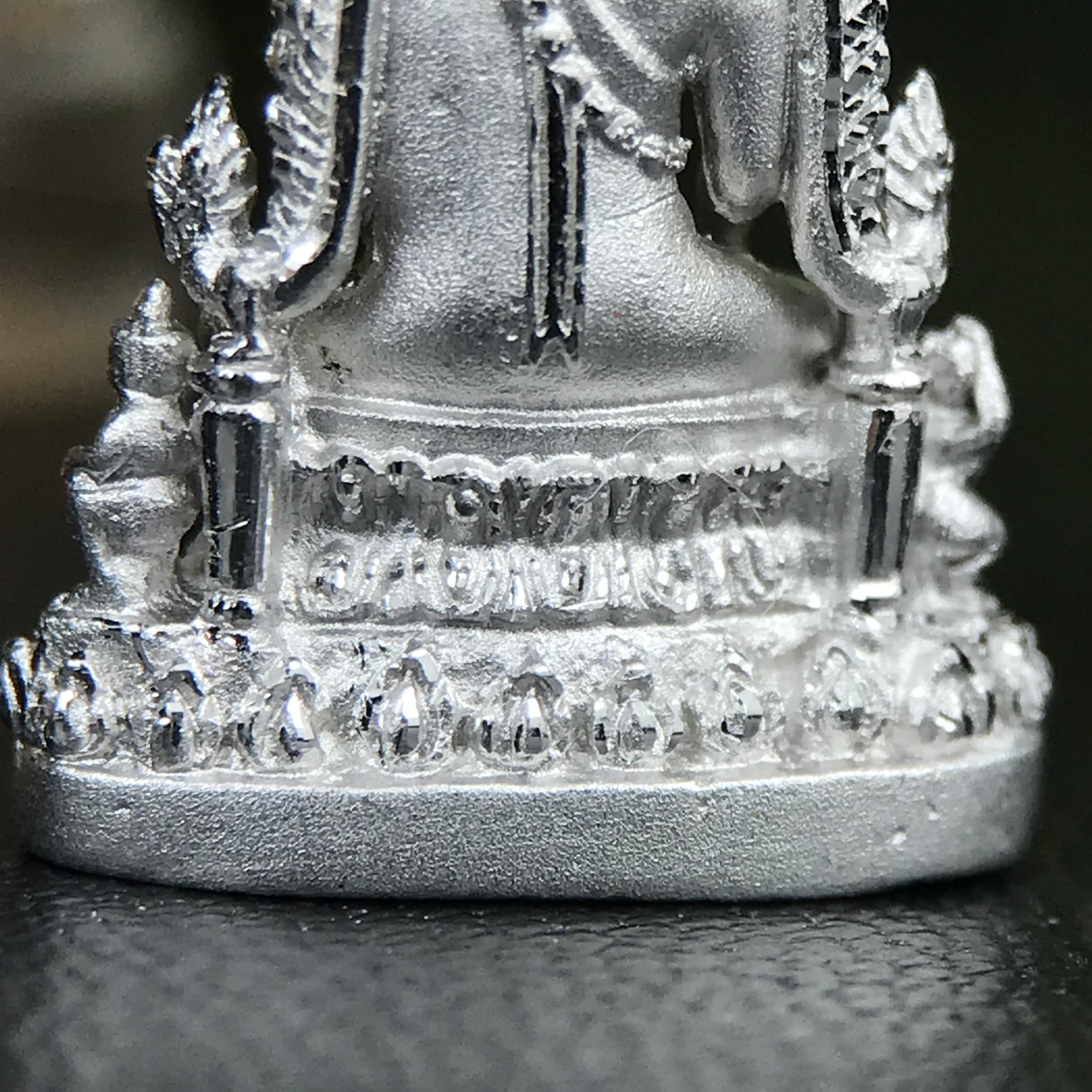 พระพุทธชินราช ภปร. 84 พรรษา พิมพ์เล็กขนาดหน้าตัก 1/4 นิ้ว(สูง 2.0 ซม.)เนื้อเงินชุบทองคำขาว (สภาพผิวสวยเดิม)(พระราชทานมวลสาร จิตรลดาและเส้นพระเจ้า(เส้นผม))พุทธศิลป์ทรงคุณค่าอีกหนึ่งรุ่นยอดนิยม