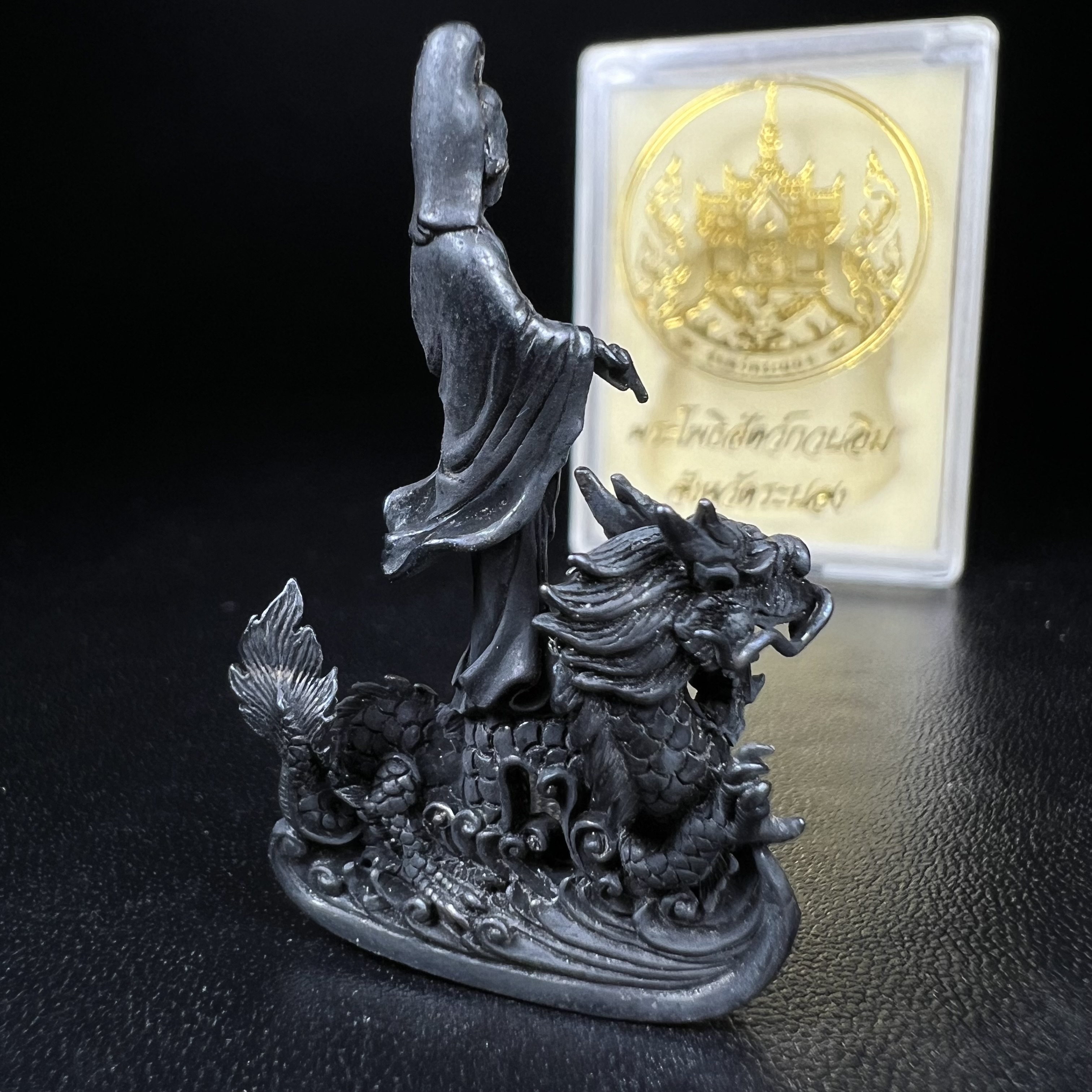 รูปหล่อลอยองค์พระโพธิสัตว์กวนอิม ทรงประทับมังกร จ.ระนอง พ.ศ.2539 เนื้อนวโลหะ พิมพ์ใหญ่(สวยงดงาม เข้มขลัง ทรงคุณค่า) เฉลิมฉลองในวโรกาสที่พระบาทสมเด็จพระเจ้าอยู่หัวทรงครองสิริราชสมบัติครบ 50 ปี(องค์หมายเลข๒๔๐๘๘)