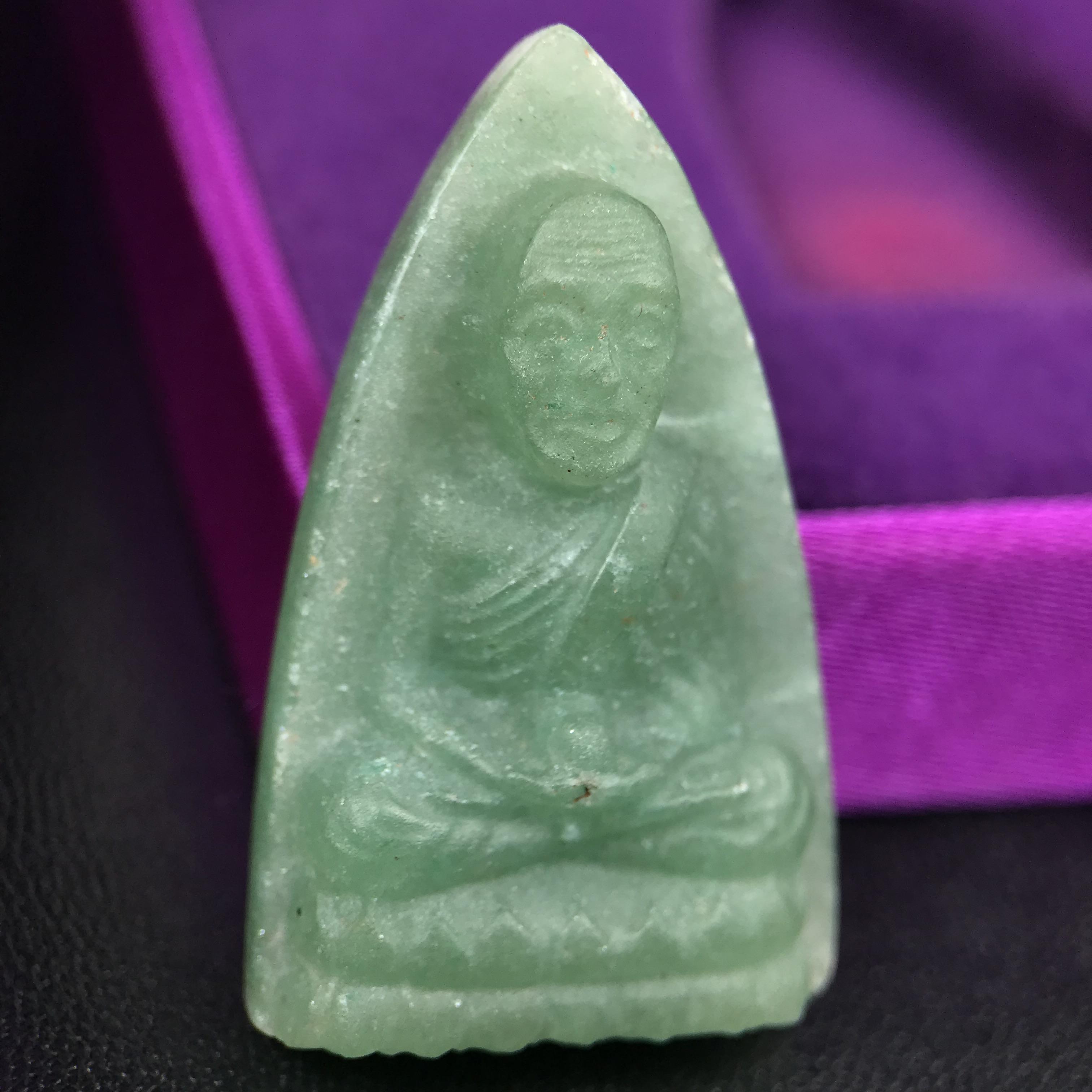 หลวงปู่ทวดหยก วัดพะโคะ จ.สงขลา ปี 2543 เนื้อหยก พิมพ์ใหญ่ ขนาด 3.5 x 2.2 ซม. ด้านหลังแผ่นโค๊ตทองคำ สร้างโดยสมาคมชาวเพชรบุรี “สมเด็จเจ้าพะโคะหลวงปู่ทวดเหยียบน้ำทะเลจืด” ครั้งแรกแห่งประวัติศาสตร์(สวยงามเป็นของล้ำค่าหายากมาก)สภาพสวยสมบูรณ์