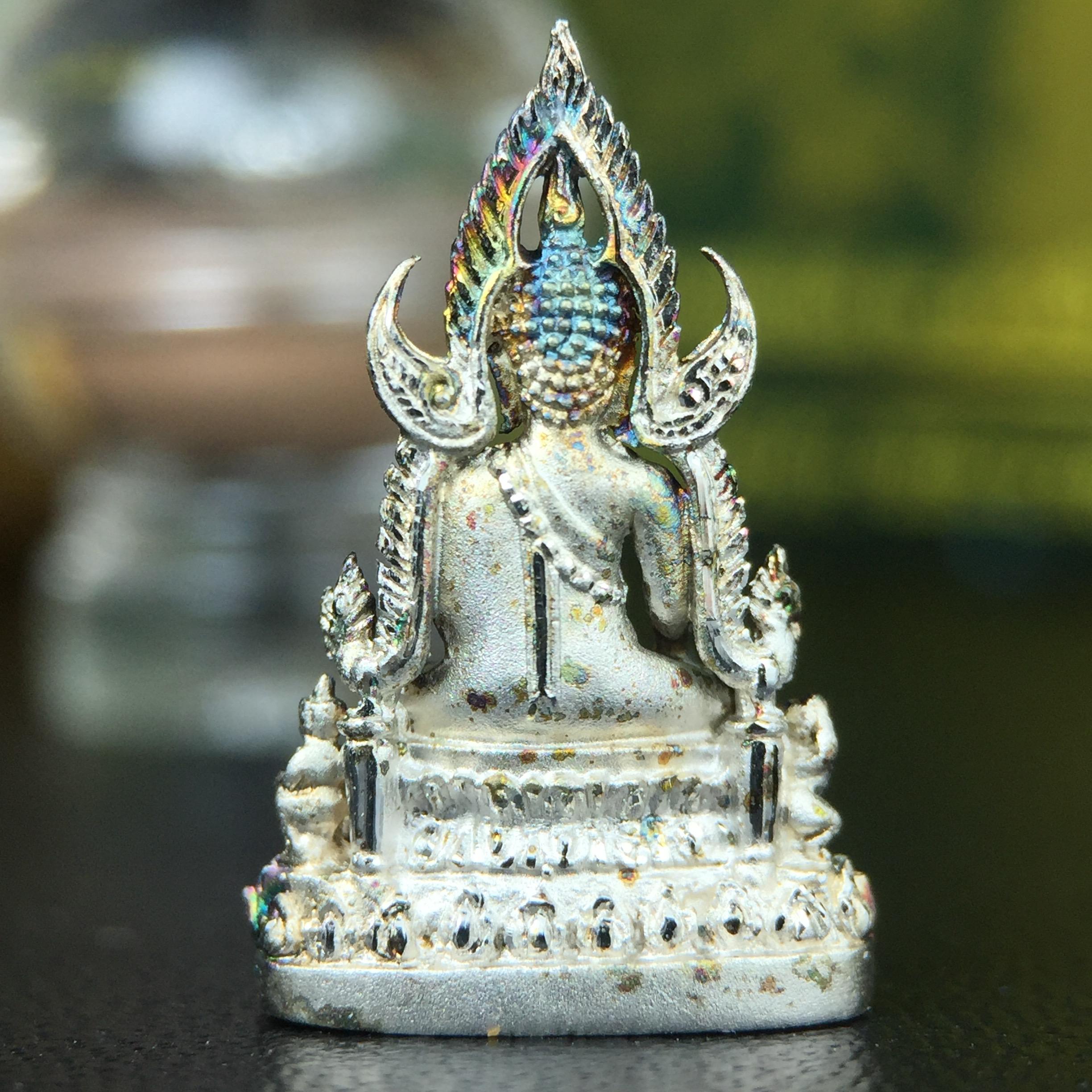 พระพุทธชินราช(จำลอง) ภปร. 84 พรรษา เนื้อเงินชุบทองคำขาว พิมพ์เล็กขนาดหน้าตัก 1/4 นิ้ว (สภาพผิวเดิมขึ้นสีรุ้งธรรมชาติ สวยเสน่ห์พระเนื้อเงิน สีสันที่ธรรมชาติสรรค์สร้าง) (พระราชทานมวลสาร จิตรลดาและเส้นพระเจ้า(เส้นผม ร.9))พุทธศิลป์ทรงคุณค่าอีกหนึ่งรุ่นยอดนิยม