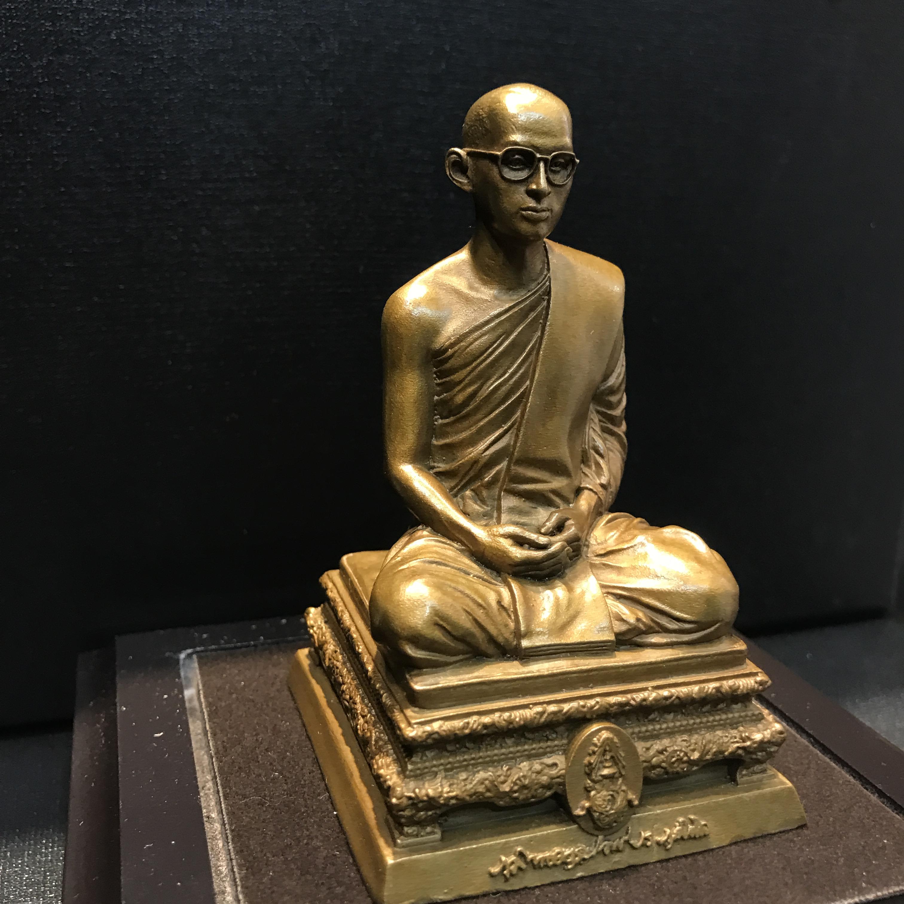 พระบรมรูปพระบาทสมเด็จพระเจ้าอยู่หัวทรงผนวช กำลังแผ่นดิน ปี2554