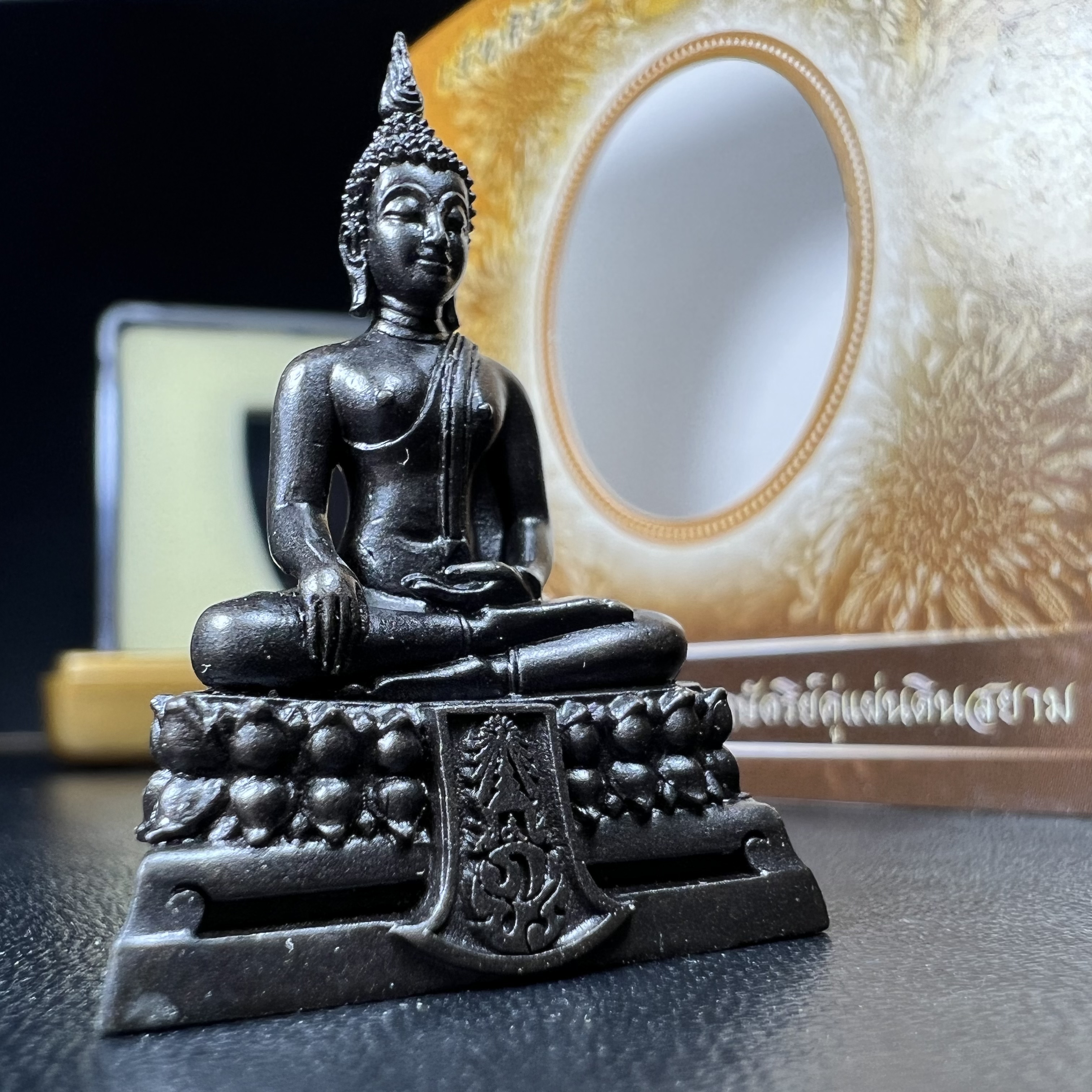 พระพุทธรูปคุ้มเกล้า ภปร. มหามงคล 80พรรษา “รุ่นเย็นศิระเพราะพระบริบาล 80พรรษา มหากษัตริย์คู่แผ่นดินสยาม” เนื้อนวโลหะรมดำ พิมพ์ใหญ่ ขนาด 18*35 มม.(โลหะชนวนพระ ภ.ป.ร.2508 และผงตะไบพระกริ่งปวเรศ 2530 มาร่วมในการจัดสร้างด้วย)