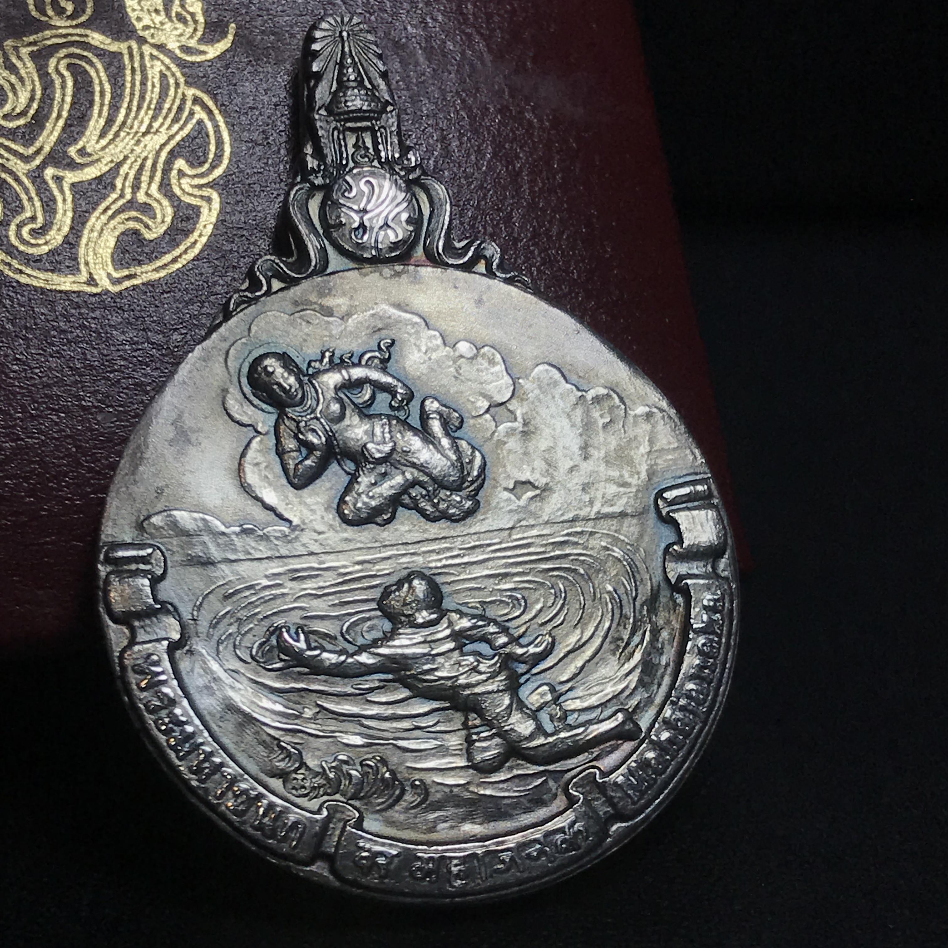 เหรียญพระมหาชนก ปี2539(รุ่นแรก) เนื้อเงิน พิมพ์ใหญ่บล็อกนิยมหายากสุดในรุ่น(วงเดือน คอจุด) ผิวเดิมสีรุ้งธรรมชาติแบบนิยม พร้อมหนังสือสภาพสวยครบชุด