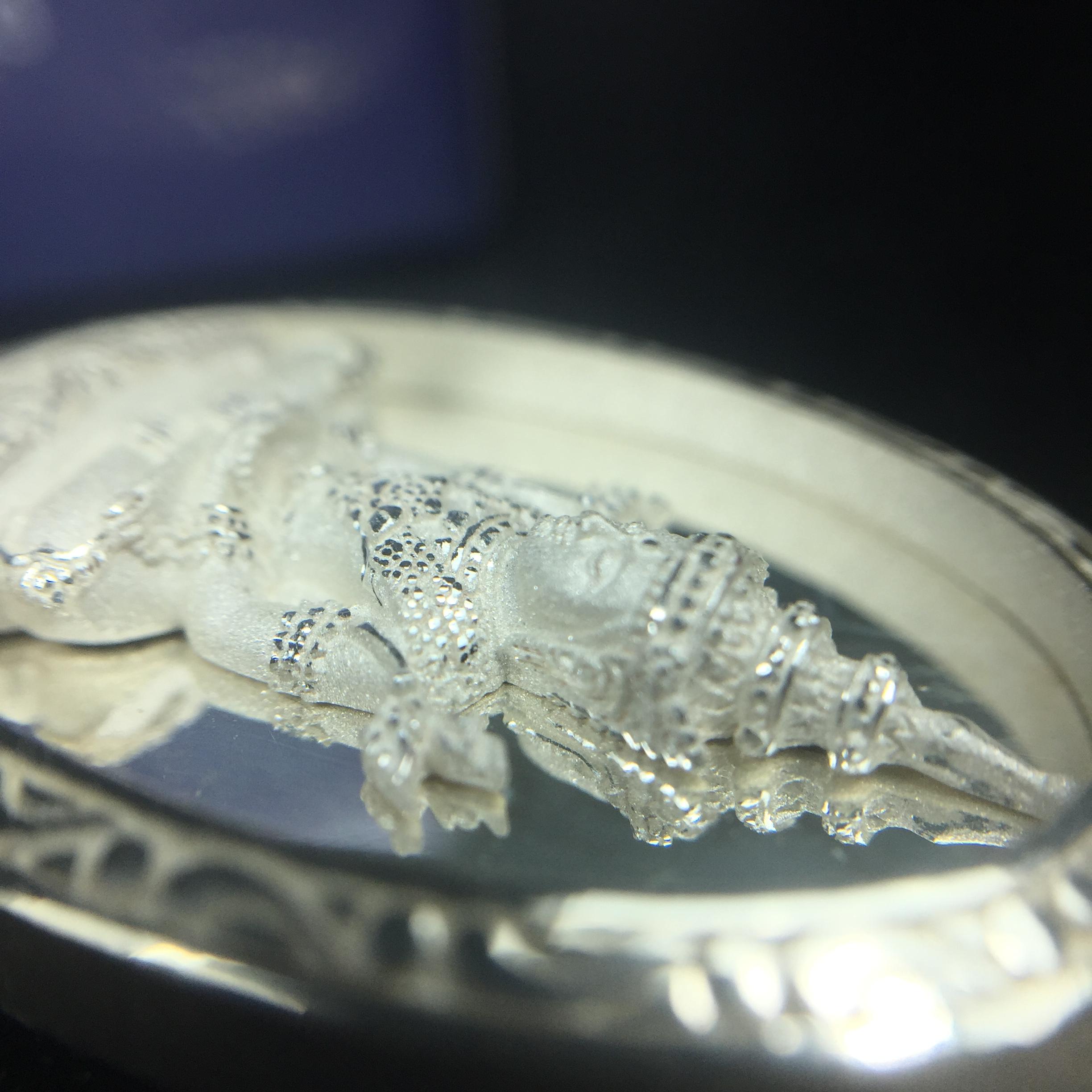 พระแก้วมรกต ภปร. ปี2547 จัดสร้างโดย รพ.ภูมิพลฯ เนื้อเงิน เหรียญทรงกลมรี(1ใน3000องค์)