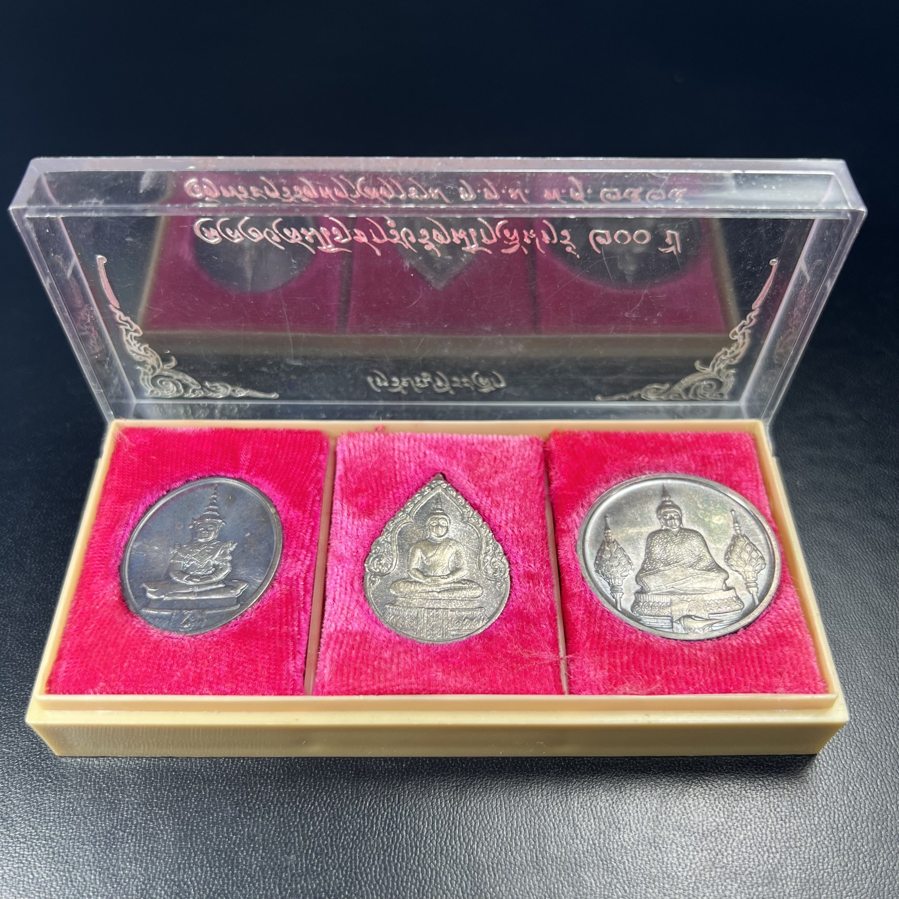 เหรียญพระแก้วมรกตหลัง ภปร. ฉลองกรุงรัตนโกสินทร์ครบ 200 ปี พ.ศ.2525 เนื้อเงิน(ผิวเดิมสวย)กล่องบรรจุเดิมครบ 3พิมพ์ ร้อน ฝน หนาว(บล็อกแรกไม่มีพระราชศรัธานิยม)(ในหลวงรัชกาลที่9 เสด็จในพิธี)พระคู่บ้านคู่เมือง...พระดี...พิธีใหญ่(บล็อกแรกครบชุด ผิวเดิม หายาก)