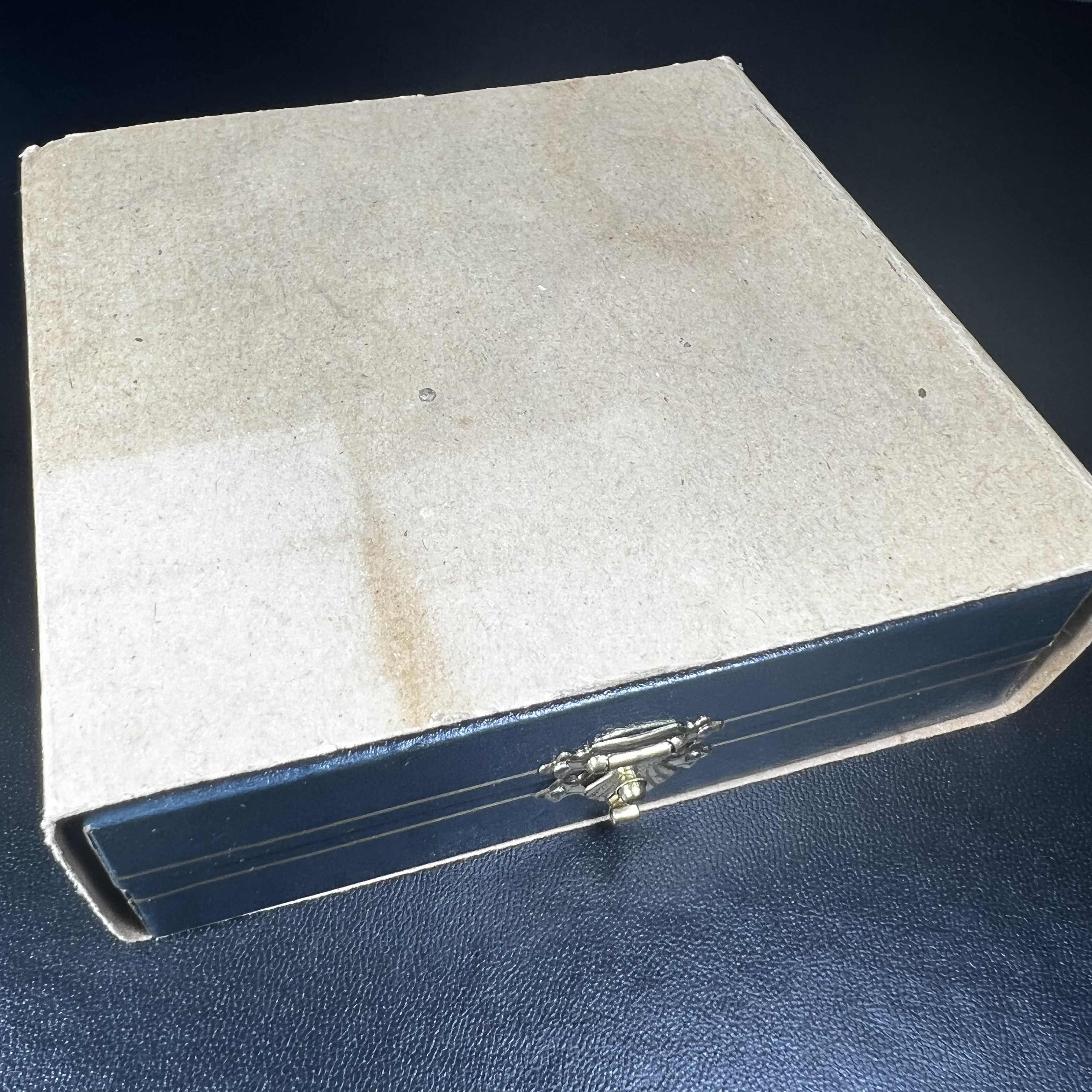 พระปิดตา รุ่นแรก ชุดกรรมการ ชุดมงคลการบำเพ็ญกุศลอายุครบ 6 รอบ(72 พรรษา) สมเด็จพระญาณสังวร วัดบวรนิเวศวิหาร วันที่ 2-3 ตุลาคม 2528 (1ชุดประกอบด้วยพระเนื้อผง 4 รายการ)ชุดกรรมการพร้อมกล่องบรรจุเดิมครบสมบูรณ์(หายาก)