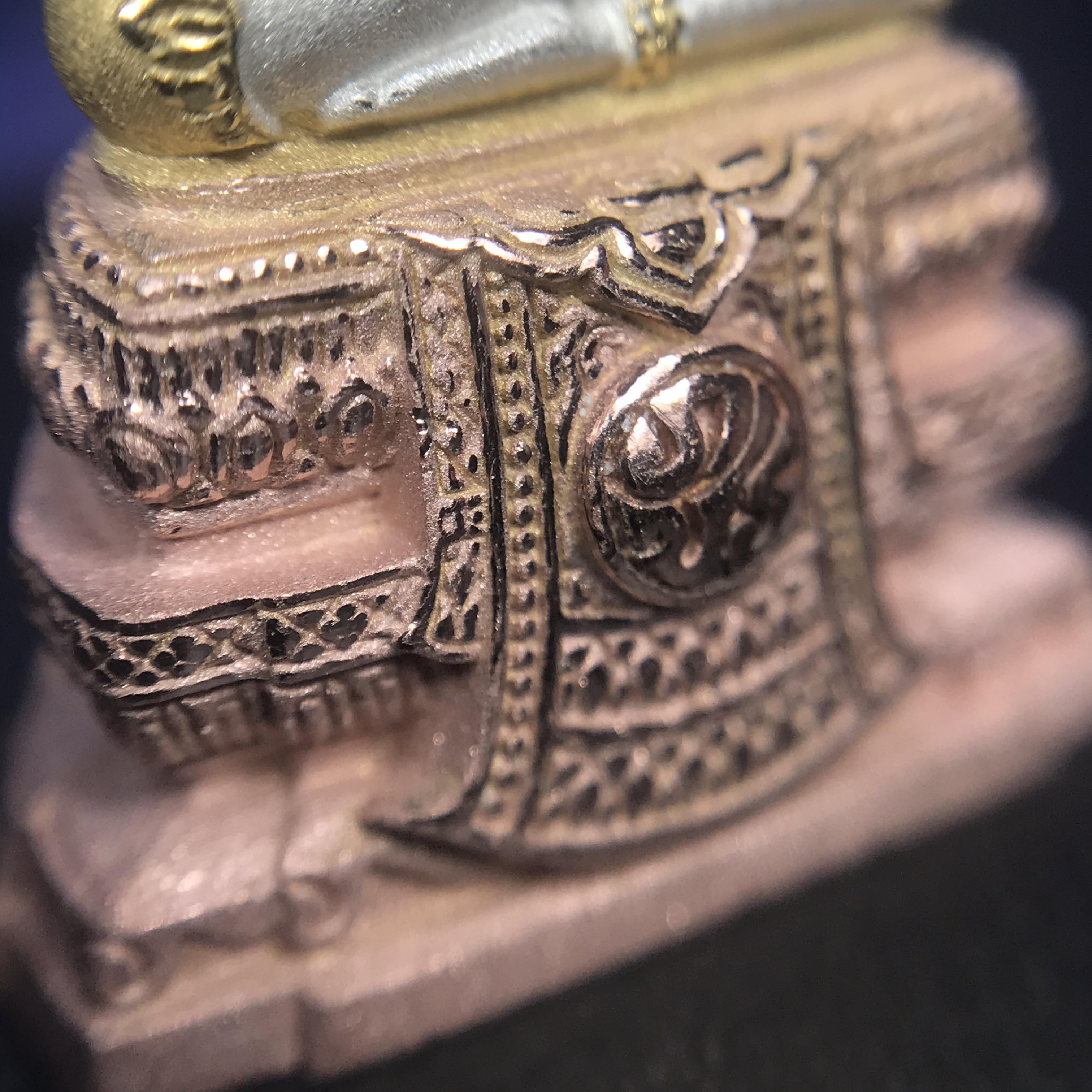 พระแก้วมรกต ภปร. ปี2547 จัดสร้างโดย รพ.ภูมิพลฯ เนื้อเงิน (3 กษัตริย์)ลอยองค์ หน้าตัก 1/2 นิ้ว (สภาพสวย กล่องบรรจุเดิมครบสมบูรณ์) (1ใน3000องค์)องค์หมายเลขมหามงคล 999 (ตองเก้า)เจริญเก้าหน้าในทุกด้าน