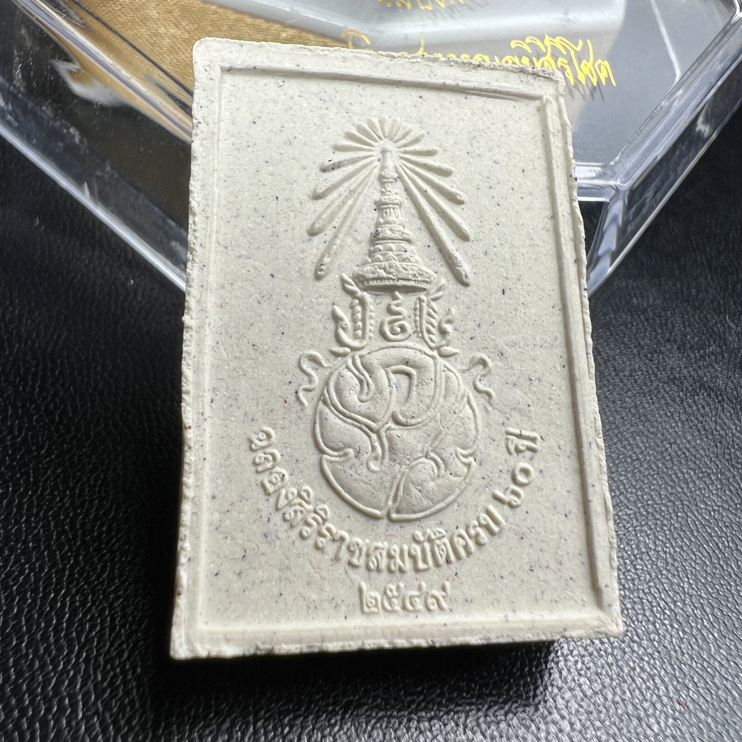 พระพุทธปฏิมาสุวรรณภูมิสิริโชค ภปร. การบินไทยจัดสร้างขึ้น เนื่องในวโรกาสฉลองสิริราชสมบัติครบ60ปี พุทธศักราช 2549 พระผงมวลสารพระราชทานผงจิตรลดา พระเกศา จีวร และว่าน 108ชนิด พิธีปลุกเสกวัดพระศรีรัตนศาสดาราม(วัดพระแก้ว)สวยๆพร้อมกล่องบรรจุครบ พิธีใหญ่ มวลสารดี