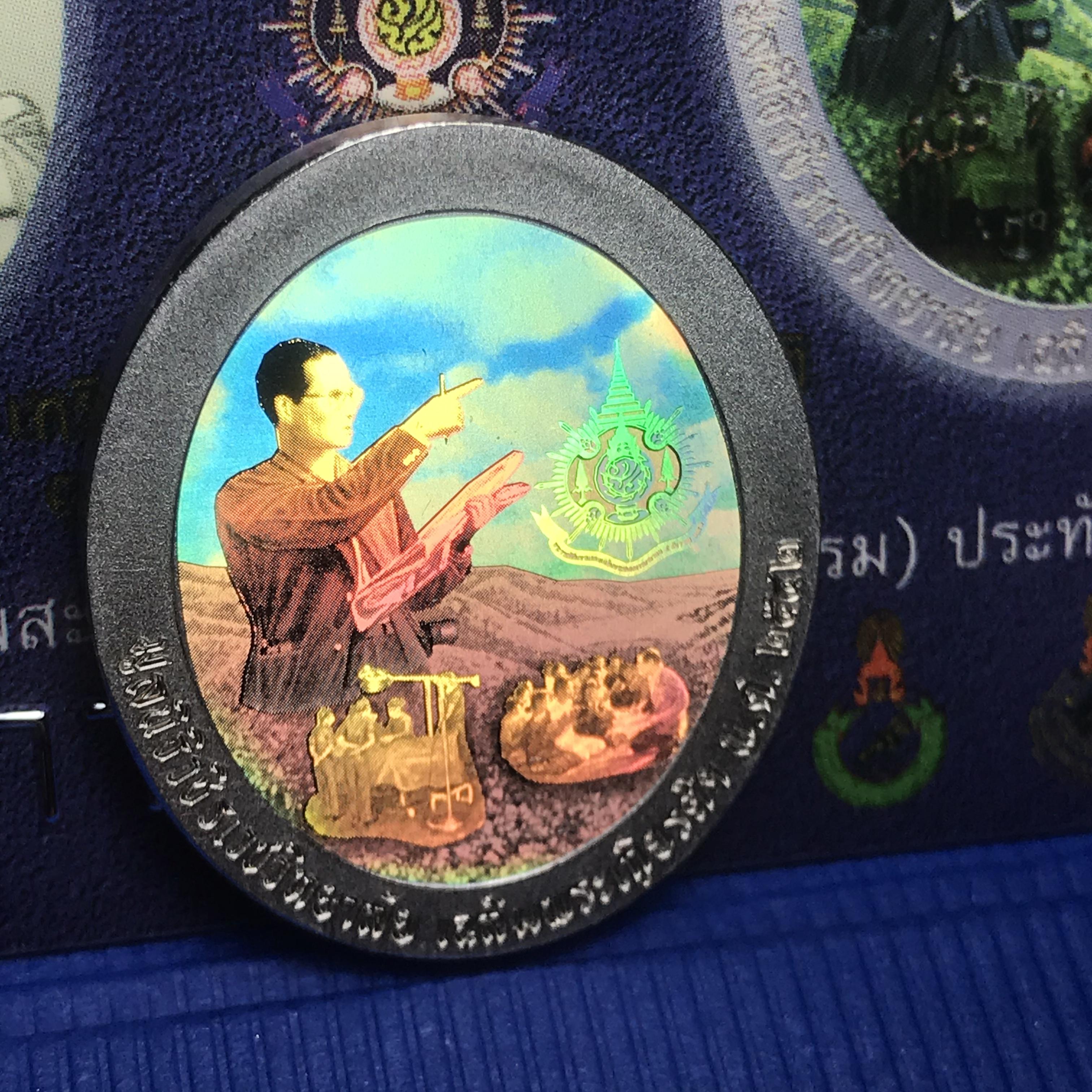 เหรียญ ร.9 เฉลิมพระเกียรติ 72 พรรษา 3 มิติโฮโลแกรม(รุ่นแรก) เนื้อเงินขัดเงา(ผลิตจากโรงงานกษาปณ์ฮูกานินทร์ ประเทศสวิสเซอร์แลนด์)(สภาพสวยเดิมพร้อมกล่องบรรจุใบรับรองเดิม)สร้างน้อยหายาก