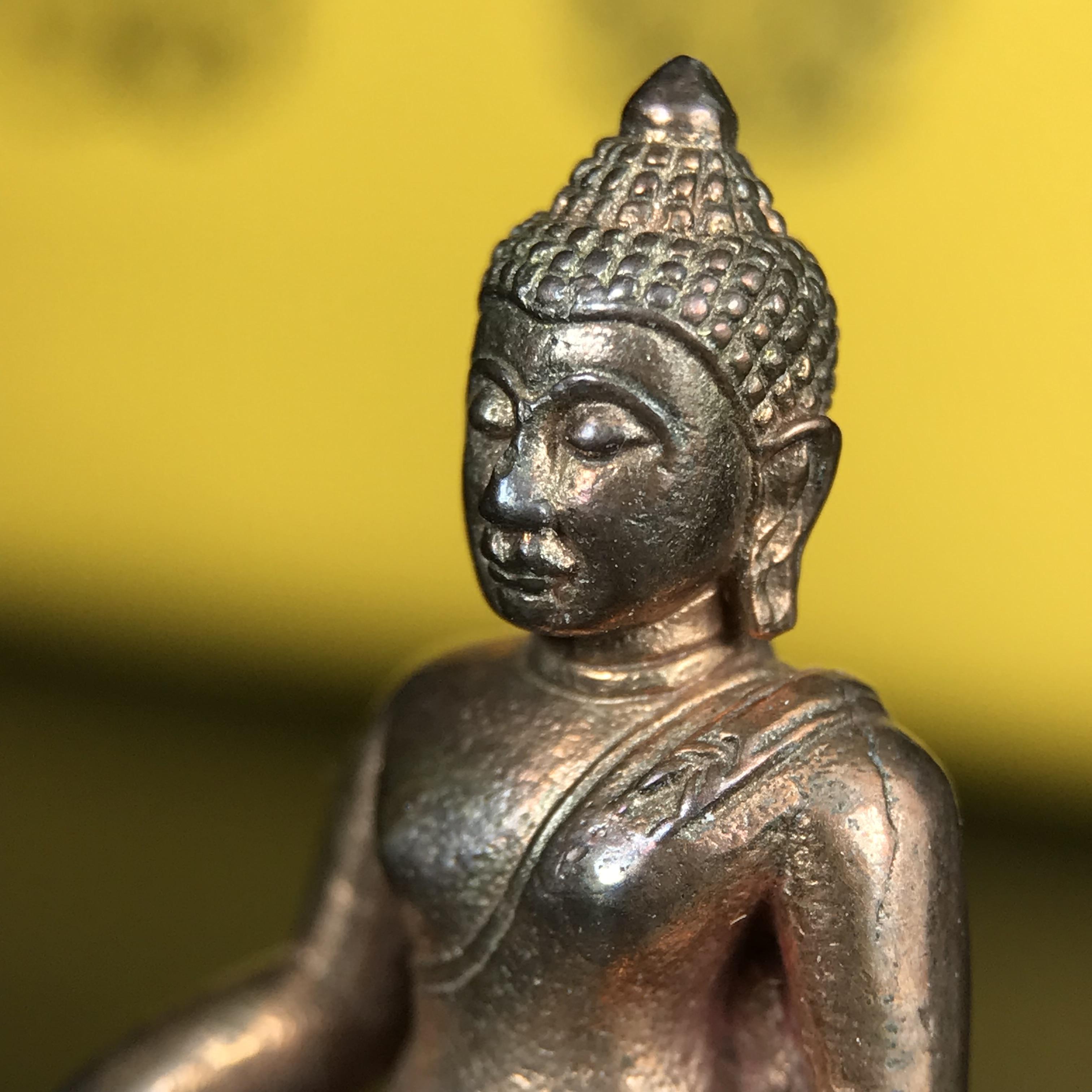 พระกริ่งพระพุทธนรสีห์ จปร.+ภปร. ครบรอบ 100 ปี ธนาคารไทยพาณิชย์ ปี 2550 พระกริ่งเนื้อนวโลหะพิเศษ(หล่อในพิธีเททอง)(หายาก)(พุทธศิลป์งดงาม)ด้านหน้าฐานประดับด้วยตราสัญลักษณ์ "จปร" และ "ภปร" (องค์เทหล่อในพิธีสร้างน้อย หายากมาก)1 ใน 1000 องค์