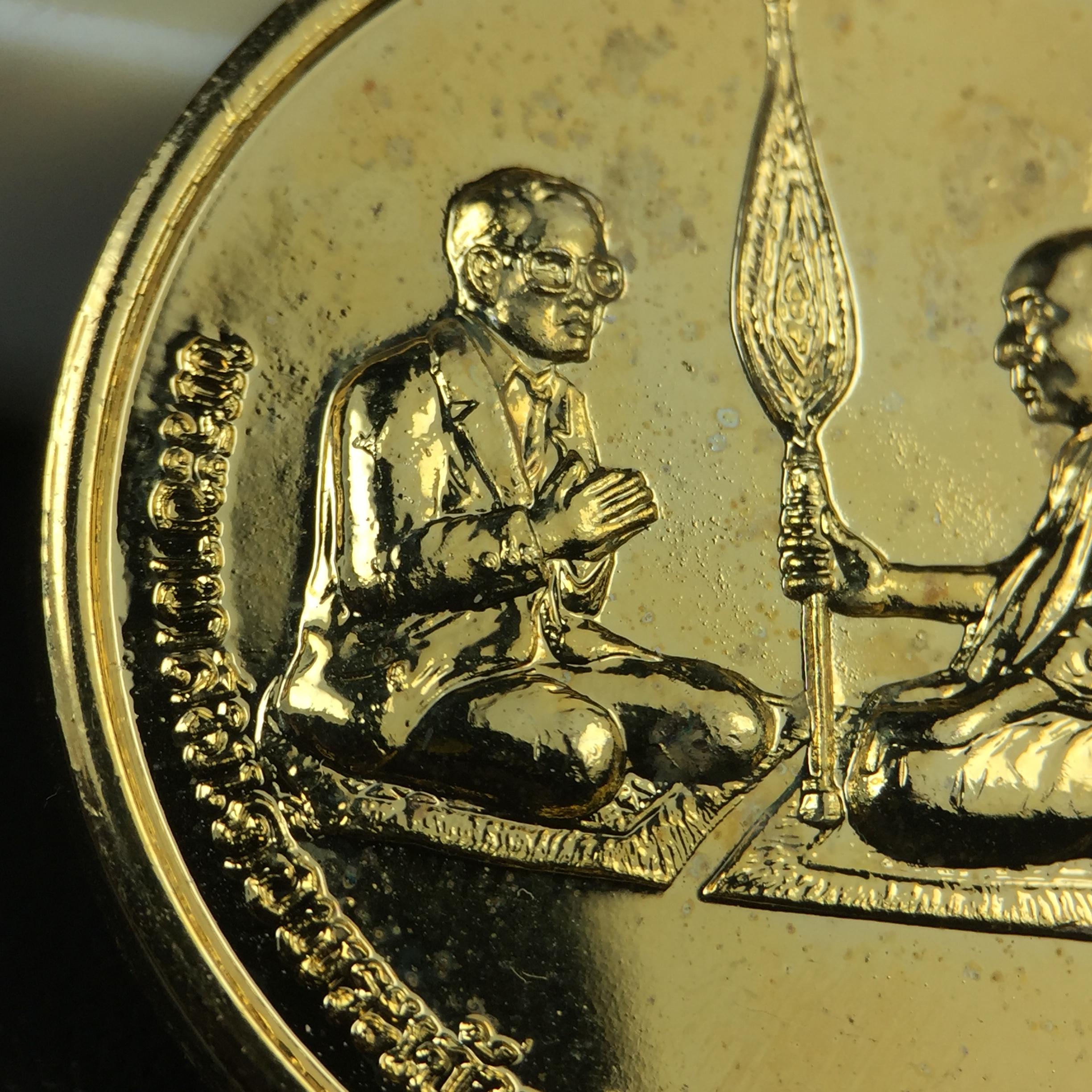 เหรียญสนทนาธรรม ในหลวงรัชกาลที่ 9 สมเด็จพระญาณสังวร หลังพระสยามเทวาธิราช ปี 2543 วัดบวรนิเวศวิหาร ชุดกรรมการ(เนื้อกะไหล่ทอง+กะไหล่เงิน+ทองแดงรมน้ำตาล)พร้อมกล่องบรรจุเดิม(ชุดหายาก สภาพผิวกะไหล่เดิมจากผู้จัดสร้าง ผิวขึ้นรุ้งธรรมชาติสวยจัด แชมป์ๆ)1 ใน 343ชุด