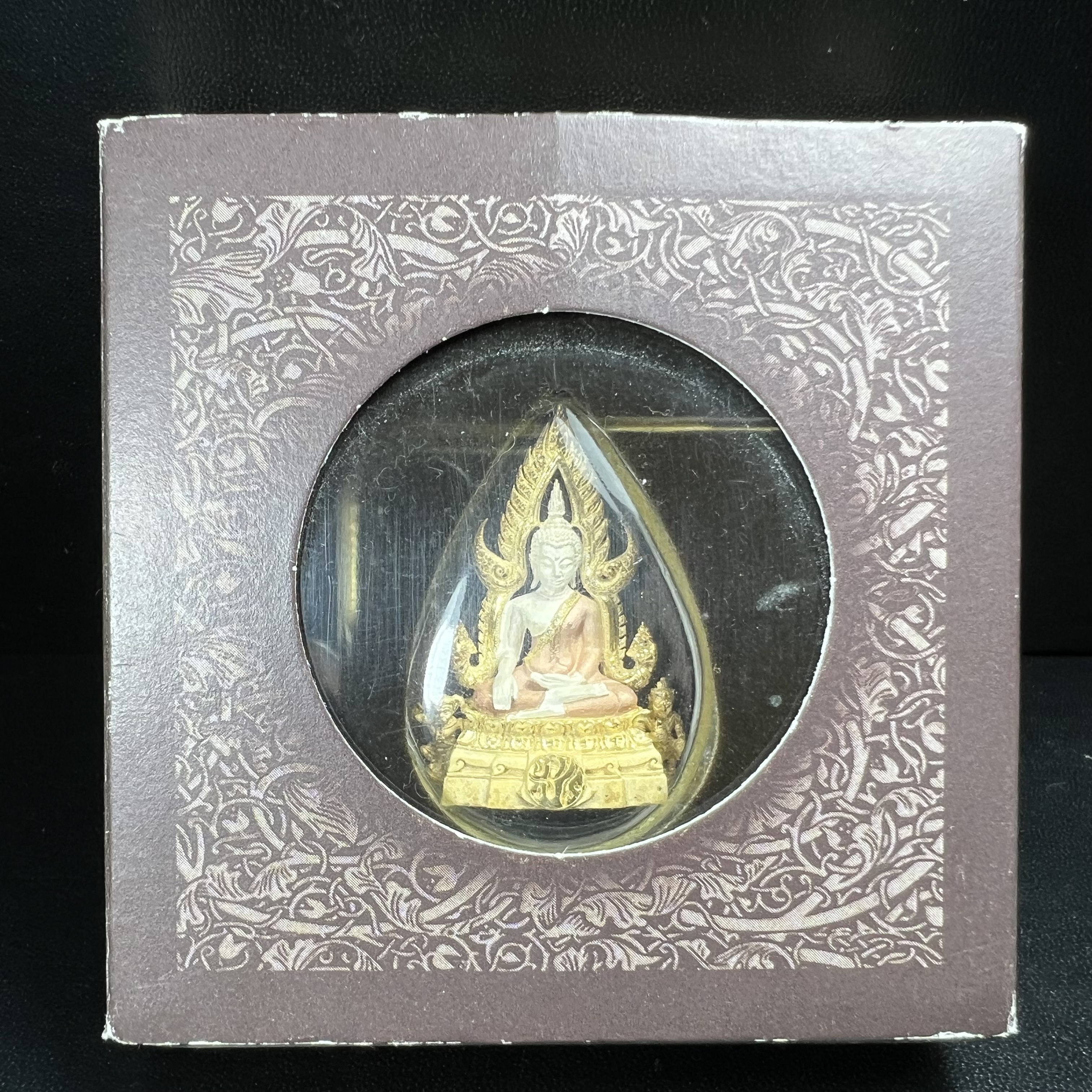 พระพุทธชินราช ภปร. โครงการ "เพราะแผ่นดินนี้ คือ แผ่นดินเกิด" ปี2548(รุ่นแรก) ลอยองค์ หน้าตัก 1/2 นิ้ว เนื้อเงินสามกษัตริย์(ผิวเดิมติดรุ้งๆสวยดีมีเสน่ห์) พุทธศิลป์งดงามทรงคุณค่า รุ่นยอดนิยม