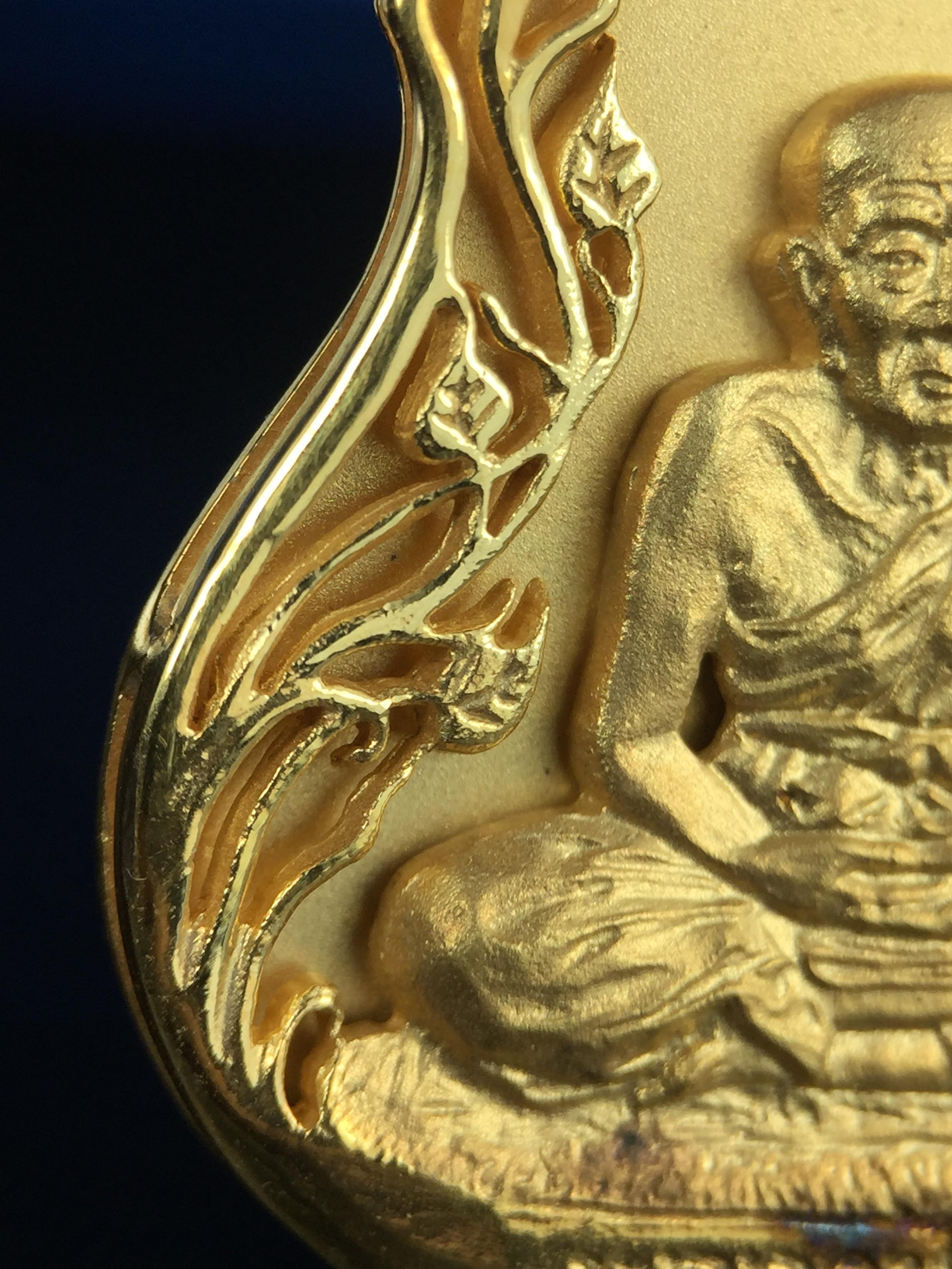 เหรียญหลวงปู่ทวด พระนามาภิไธย สก. แบบงานฉลุโบราณ(HAND MADE) ปี 2544 ชุดทองคำ(เนื้อทองคำ(15.16 กรัม)+เนื้อเงิน+เนื้อบรอนซ์)พิธีปลุกเสก ณ อุโบสถวัดช้างให้ และ พิธีมังคลาภิเษก ณ พระอุโบสถ วัดพระศรีรัตนศาสดาราม(วัดพระแก้ว) (1 ใน 500 ชุด)พบเจอน้อยหายากมาก