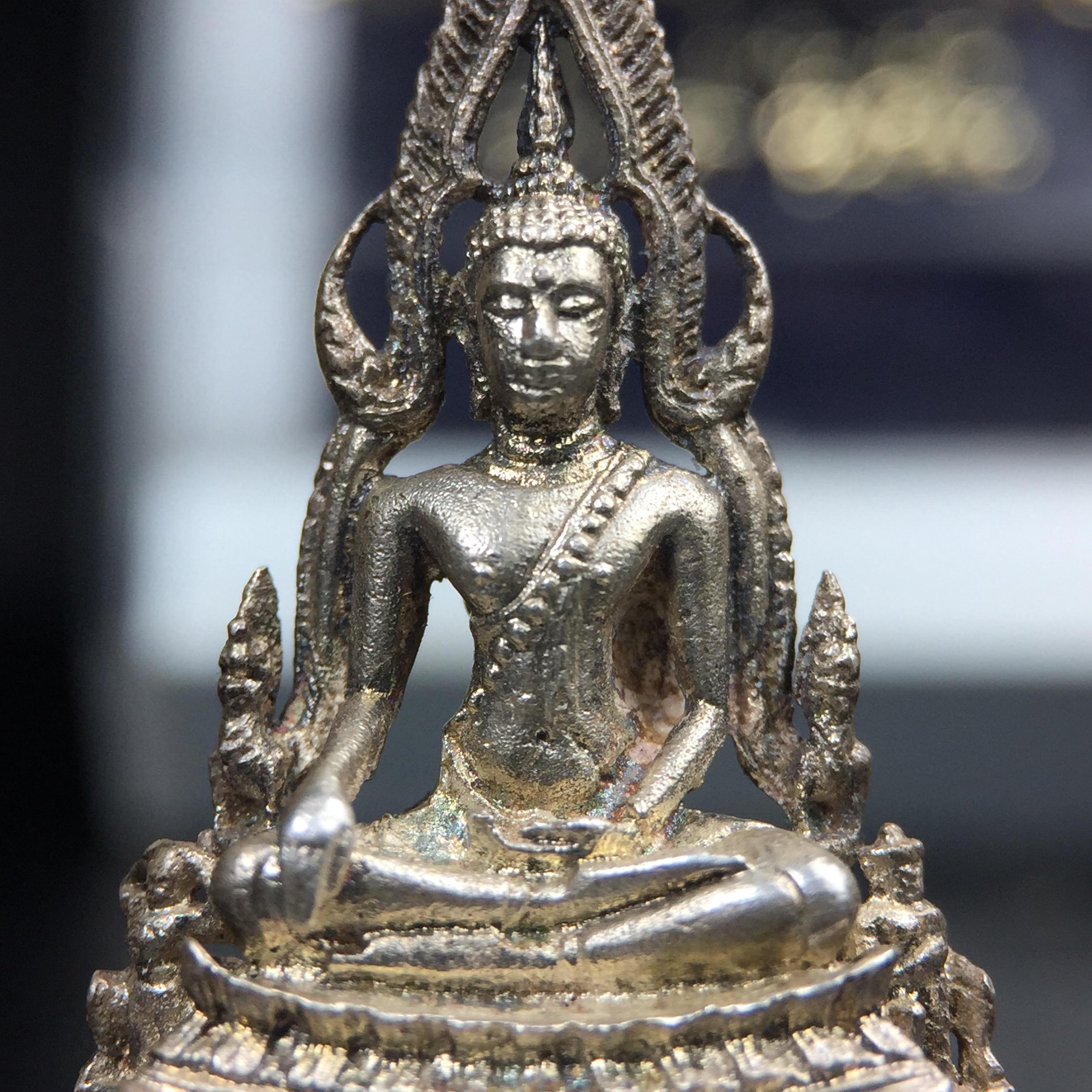 พระกริ่งพุทธชินราช รุ่นพระมาลาเบี่ยง ปี พ.ศ.2520 (รุ่นแรก รุ่นเดียว) วัดพระศรีรัตนมหาธาตุ พิษณุโลก ปี 2520 พิมพ์ใหญ่เนื้อเงิน(ผิวเดิมสวยติดรุ้งนิดๆผิวขึ้นน้ำทองสวยมีเสน่ห์ตามกาลเวลา)พิธีใหญ่ เกจิในยุคร่วมเสกมากมาย(องค์หมายเลขสวย เลขเบิ้น เลขคู่ ๕๕๓๓)