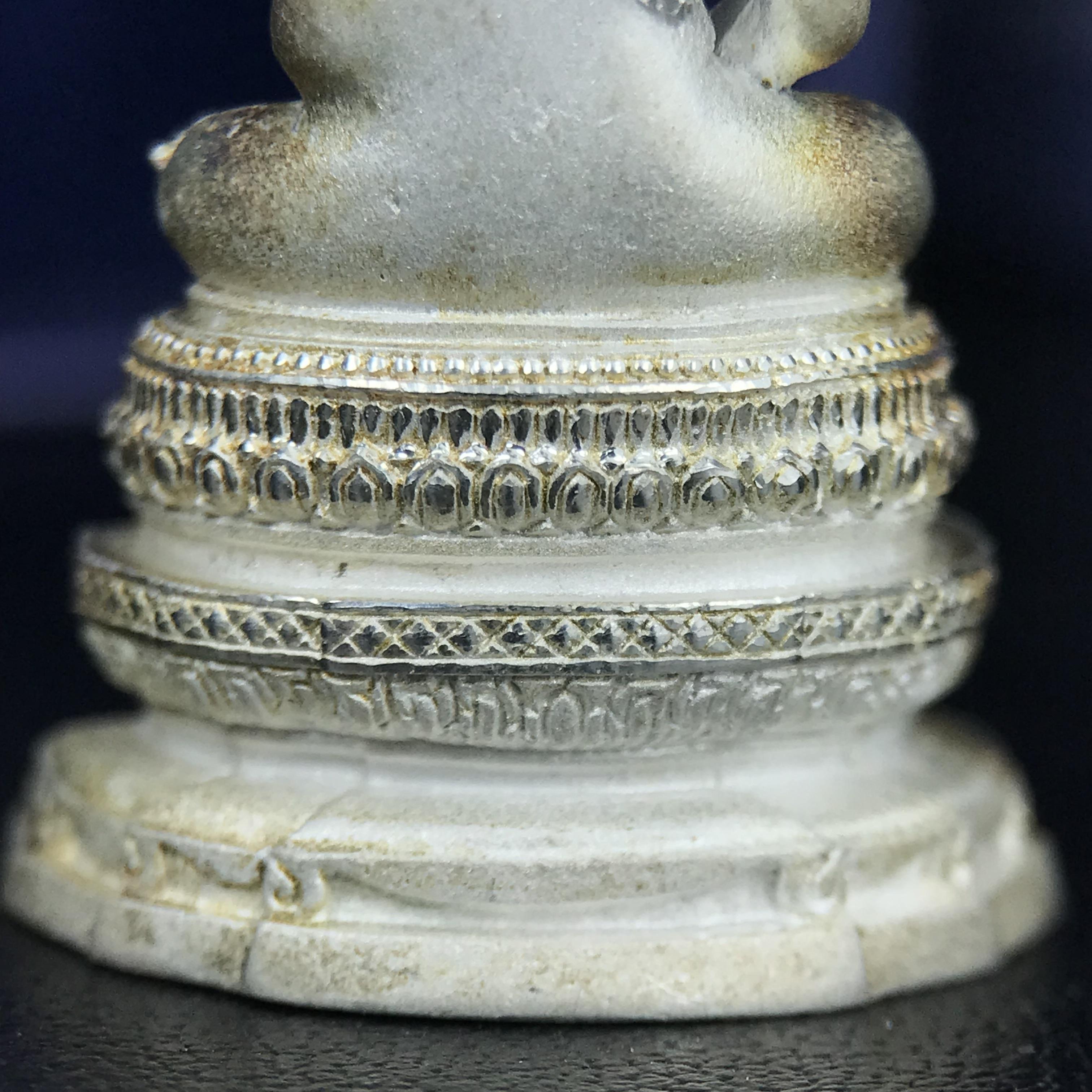 พระแก้วมรกต ภปร. ปี 2547 จัดสร้างโดยโรงพยาบาลภูมิพลอดุลยเดช เนื้อเงิน ลอยองค์ หน้าตัก 1/2 นิ้ว สูง 3.7 ซม. พิธีมหามังคาภิเษก ณ พระอุโบสถวัดพระศรีรัตนศาสดาราม(วัดพระแก้ว) งดงามทรงคุณค่าอีกหนึ่งรุ่นยอดนิยม หายาก(องค์หมายเลขต้นๆหลักร้อย ๒๙๘)ผิวเดิมติดรุ้งสวย