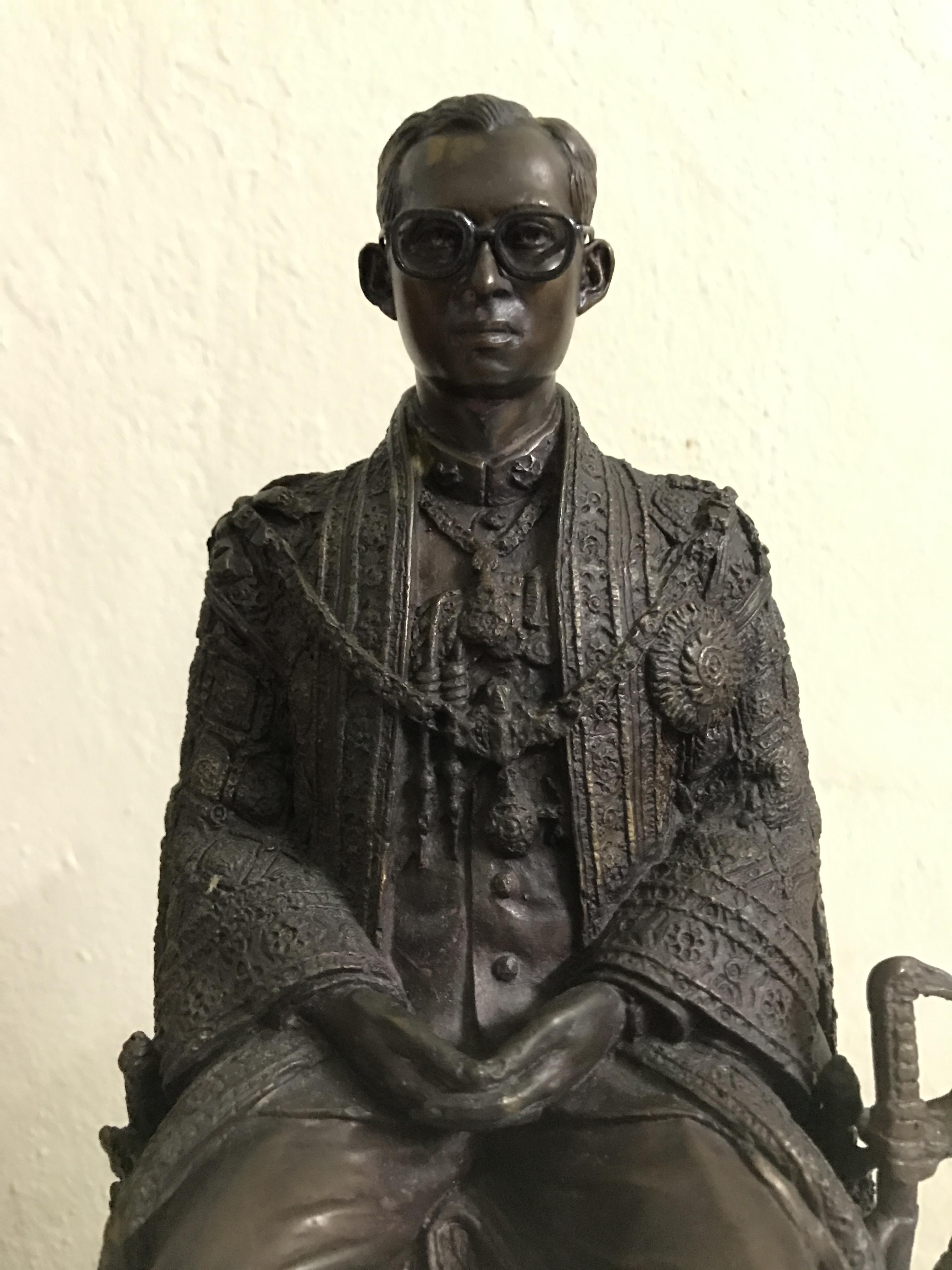 พระบรมรูปพระบาทสมเด็จพระเจ้าอยู่หัวรัชกาลที่9(นั่งบัลลังก์) กระทรวงมหาดไทยจัดสร้าง ปี2539