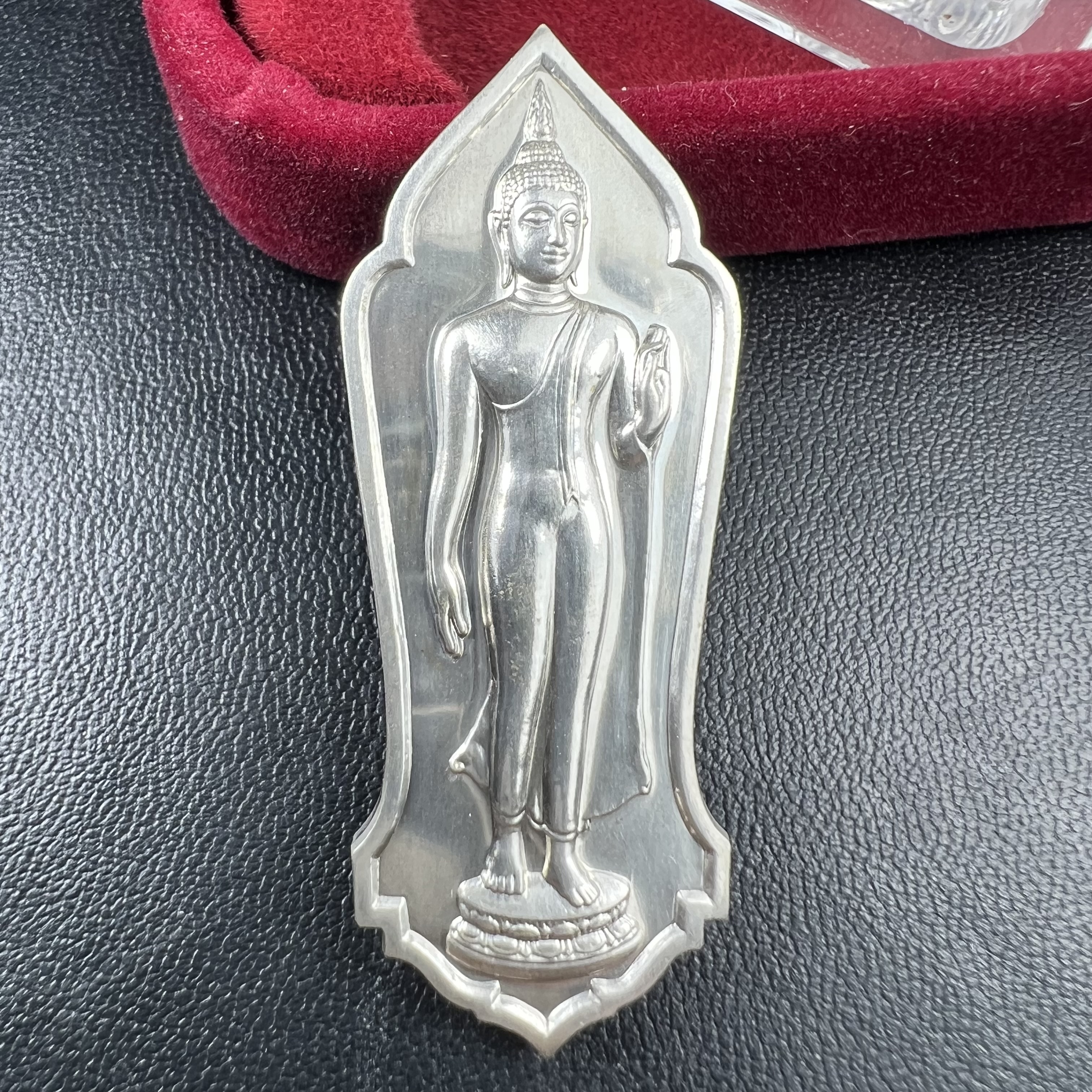 พระพุทธธรรมิกราชบพิตร ภปร. เฉลิมพระเกียรติ 2554 วัดบวรนิเวศวิหาร ขนาดสูง 4.5 ซม. เนื้อเงิน(ตอกโค๊ด Ag)(หายากพบเจอน้อยมาก)ผลิตโดย สำนักกษาปณ์ กรมธนารักษ์ พิธีพุทธาภิเษก ณ พระอุโบสถวัดบวรนิเวศวิหาร สภาพสวย กล่องบรรจุเดิมครบสมบูรณ์(1 ใน 2555 เหรียญ)หายาก