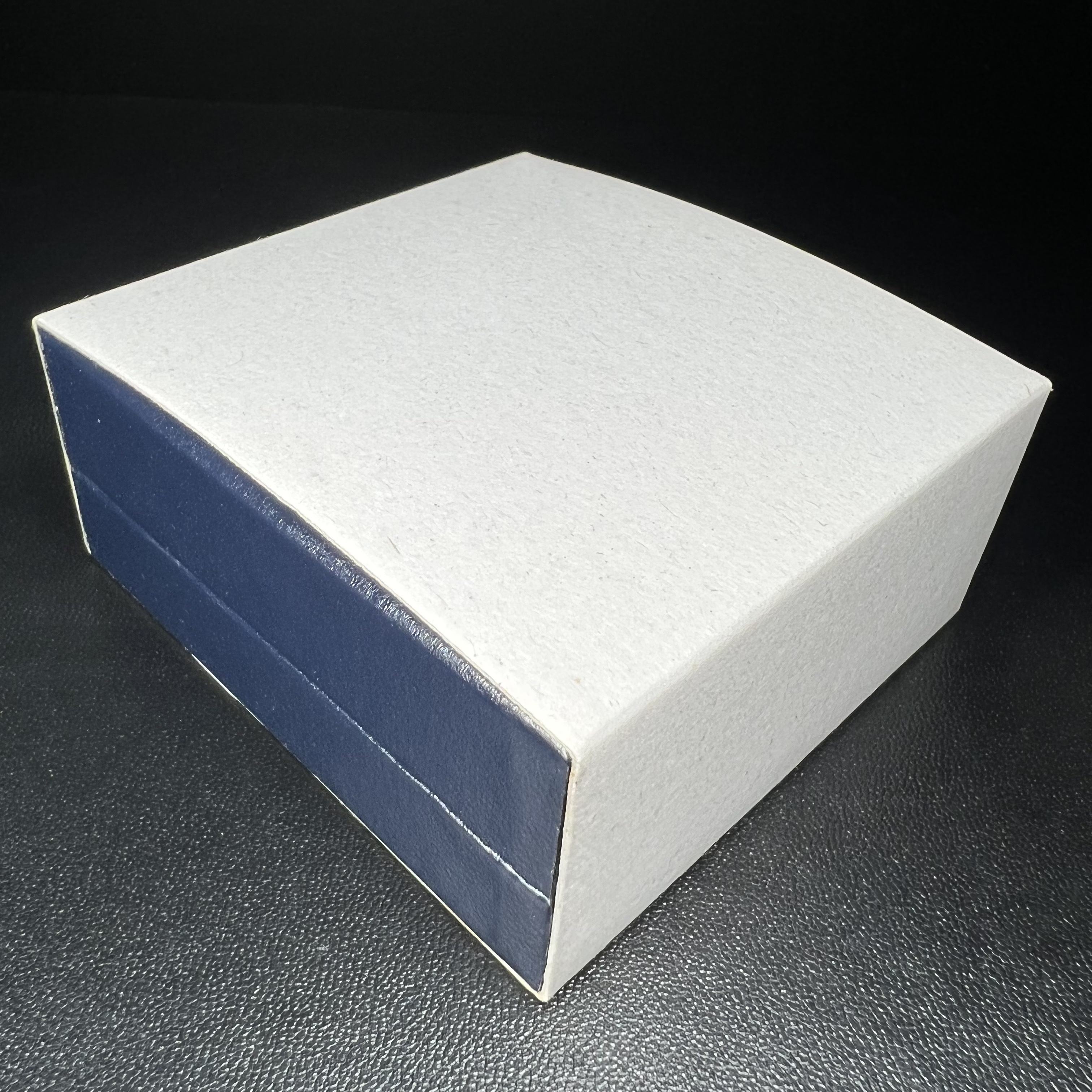 พระแก้วมรกต กรมสรรพสามิตจัดสร้างขึ้นเนื่องในโอกาสครบรอบ 64 ปีของกรมสรรพสามิต และเนื่องในวโรกาสที่พระบาทสมเด็จพระเจ้าอยู่หัวทรงครองราชย์ครบ 50 ปีในปีกาญจนาภิเษก เมื่อ พ.ศ.2539 เนื้อเงินรมดำขัดเงาพร้อมกล่องบรรจุเดิม