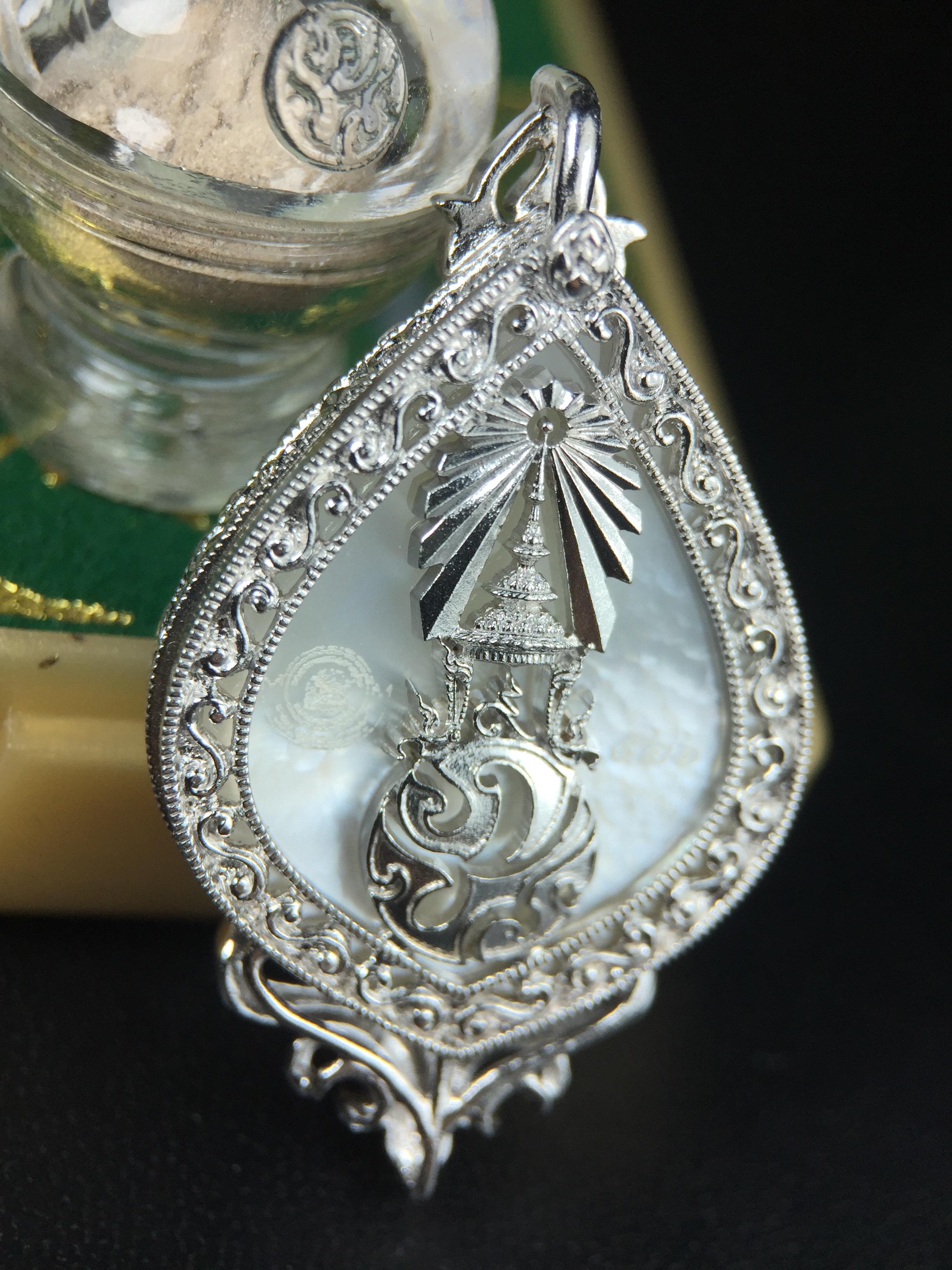 พระพุทธชินราช(จำลอง) ภปร. 84 พรรษา ทรงหยดน้ำ เนื้อเงินชุบทองคำขาว ขนาด 20*36 มม. (พระราชทานมวลสาร จิตรลดาและเส้นพระเจ้า(เส้นผม)รัชกาลที่9)พุทธศิลป์ทรงคุณค่าอีกหนึ่งรุ่นยอดนิยม งดงาม ทรงคุณค่า หายาก