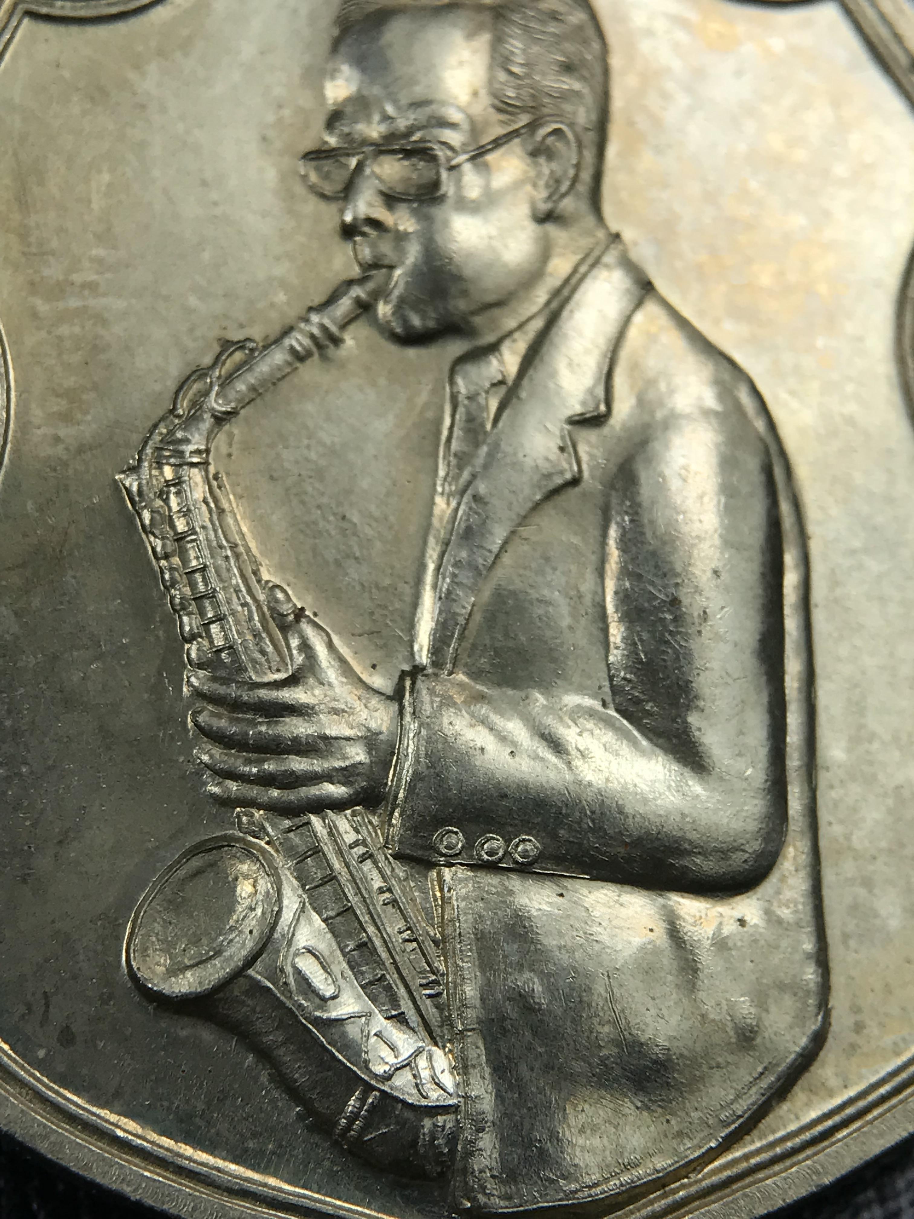 เหรียญครอบครูช่างหลวง(ในหลวงทรงดนตรี) เนื้ออัลปาก้า ปี 2550(หายาก)สุดยอดแห่งความหายากมีหมุนเวียนให้เห็นน้อยมากเป็นอีกหนึ่งรุ่นยอดนิยมของเสด็จพ่อร.9เหรียญนี้สวยมากผิวน้ำทองทั่วทั้งเหรียญ