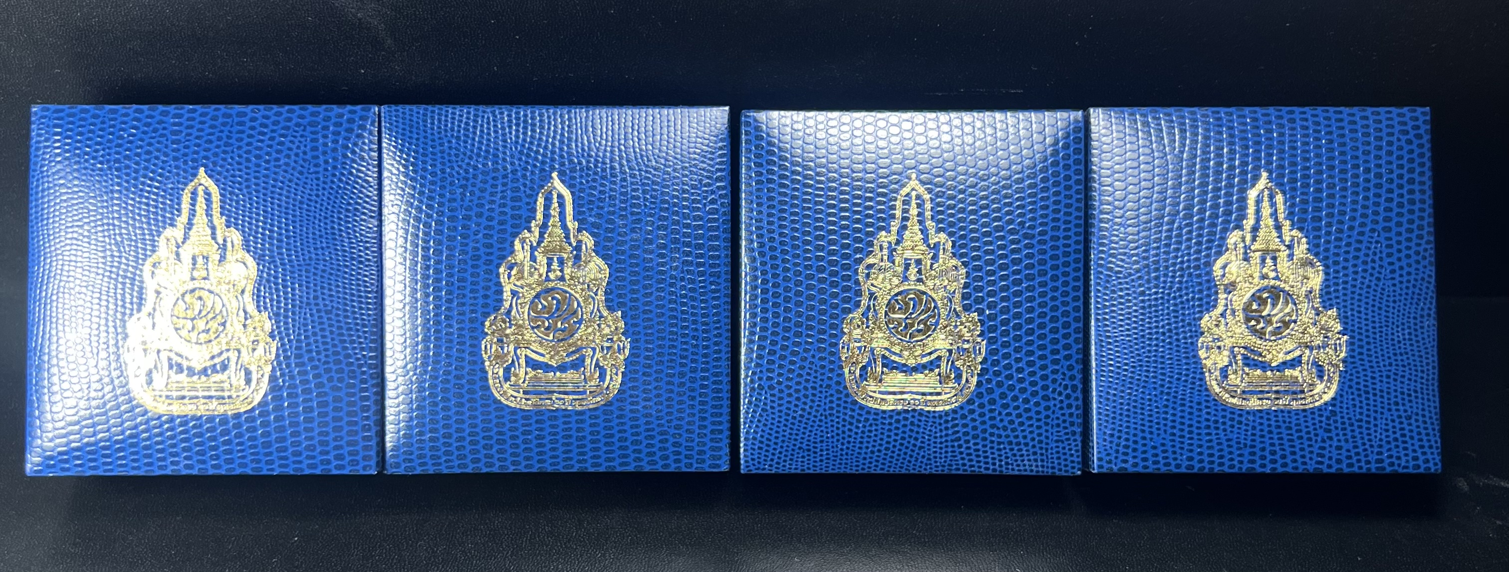 เข็มที่ระลึกตราสัญลักษณ์งานฉลองสิริราชสมบัติครบ 60 ปี พุทธศักราช 2549 ในหลวงรัชการที่ 9 จัดทำขึ้นโดยสำนักงานปลัดสำนักนายกรัฐมนตรี