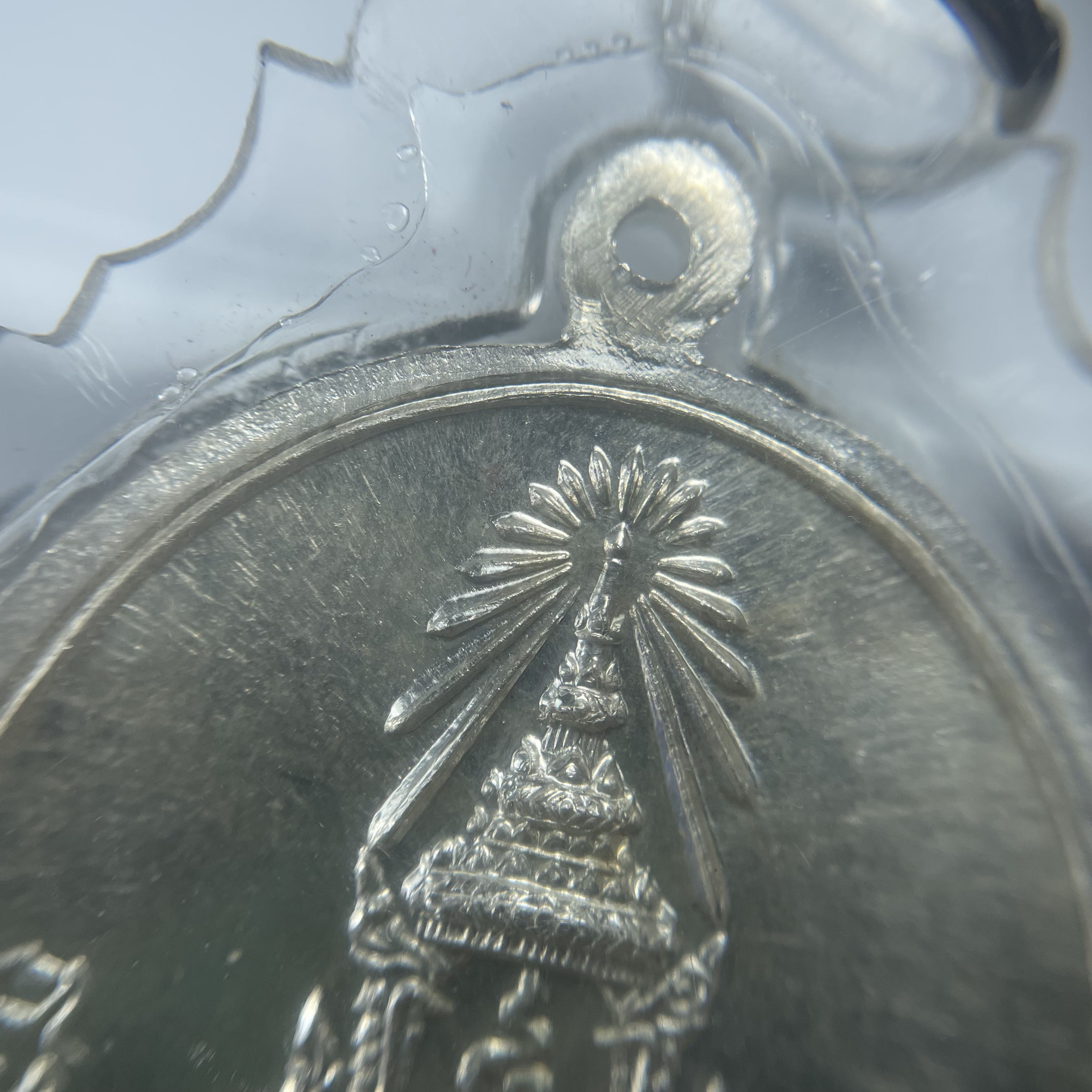 เหรียญพระพุทธสิหิงค์ ภปร. รุ่นมหาลัยธรรมศาสตร์ 60ปี พ.ศ.2537 พิมพ์ใหญ่+พิมพ์เล็ก เนื้อเงินผิวเดิม(ในหลวงรัชกาลที่9เสด็จในพิธี)(หลวงตามหาบัวร่วมปลุกเสก)