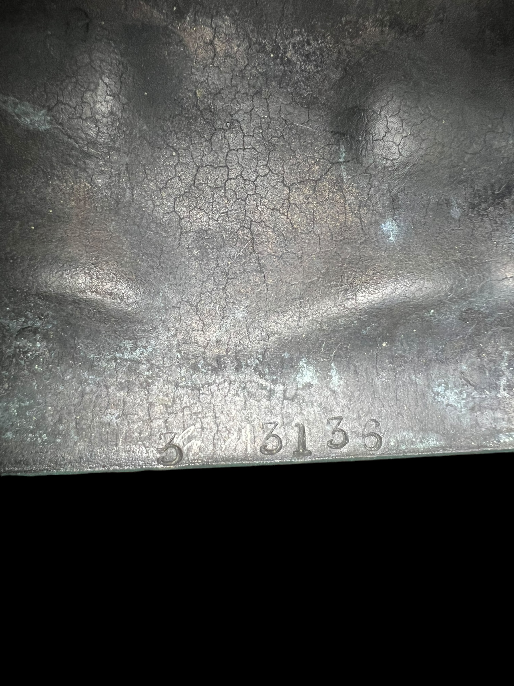 พระพุทธรูปบูชา ภปร. ปี 2508 วัดบวรนิเวศวิหาร บล็อกกษาปณ์(หนังไก่) หน้าตัก5นิ้ว(ที่สุดของพระบูชา ภปร. วัดบวรนิเวศวิหาร)องค์สภาพผิวเดิมสวยมาก ผิวรมดำ ขึ้นรุ้งๆสวยมาก (สภาพแบบนี้หายากแนะนำ)