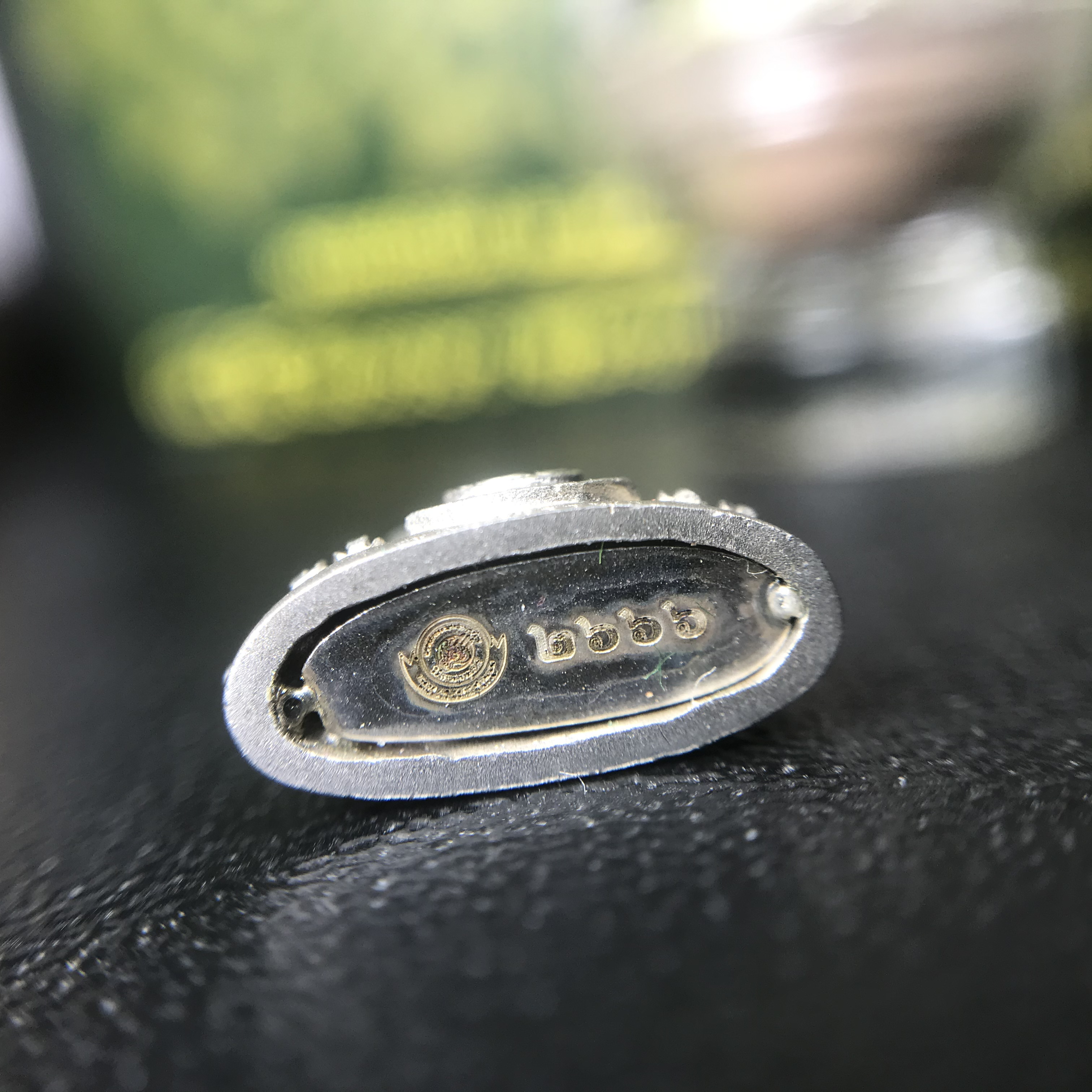 พระพุทธชินราช(จำลอง) ภปร. 84 พรรษา เนื้อเงินชุบทองคำขาว พิมพ์เล็กขนาดหน้าตัก 1/4 นิ้ว (สภาพสวยเดิม)(เลขสวย นัมเบอร์ 2666) )(พระราชทานมวลสาร จิตรลดาและเส้นพระเจ้า(เส้นผม))