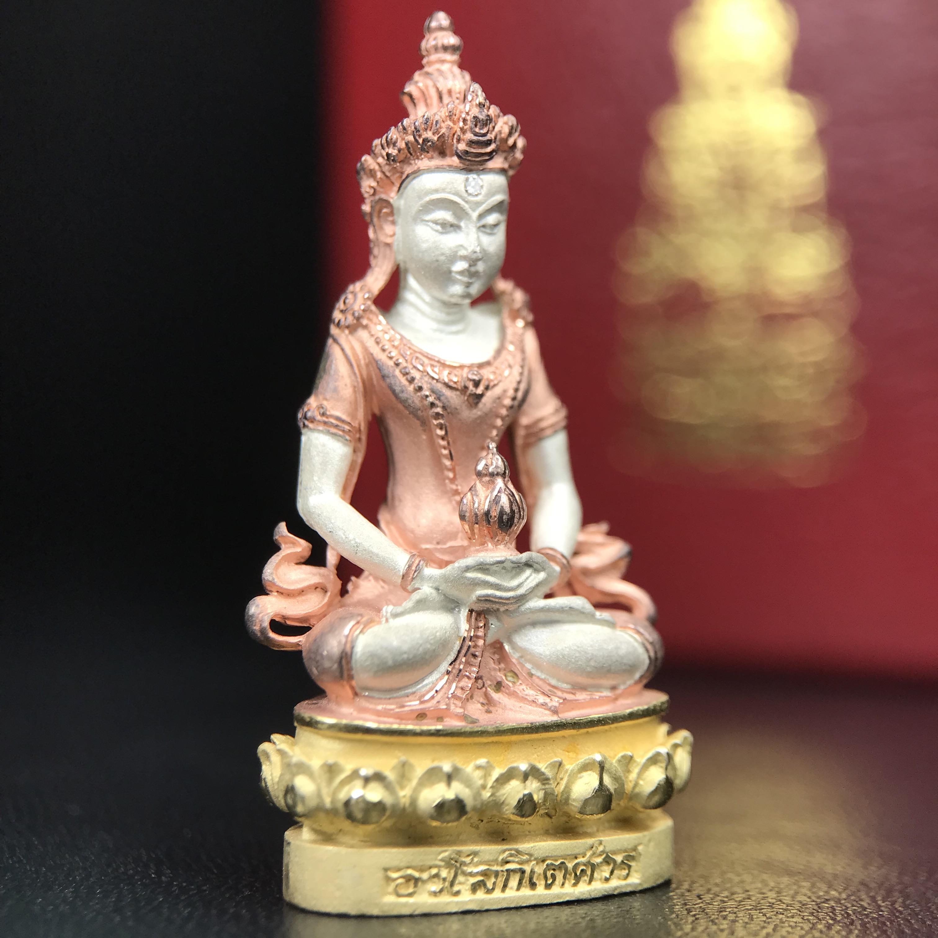 พระกริ่งอวโลกิเตศวร ( เจ้าแม่กวนอิม ) วัดโพธิ์แมนคุณาราม รุ่นอุดมโภคทรัพย์ พ.ศ.2539 เนื้อเงิน 3 กษัตริย์ (องค์พิเศษกรรมการ ฝังเพชรตำแหน่งดวงตาที่สามกลางหน้าผาก 1 เม็ด)(อีกหนึ่งรุ่นยอดนิยม พุทธศิลป์สวยงดงาม)***องค์พิเศษกรรมการฝังเพชร พบเจอน้อยหายากมาก***