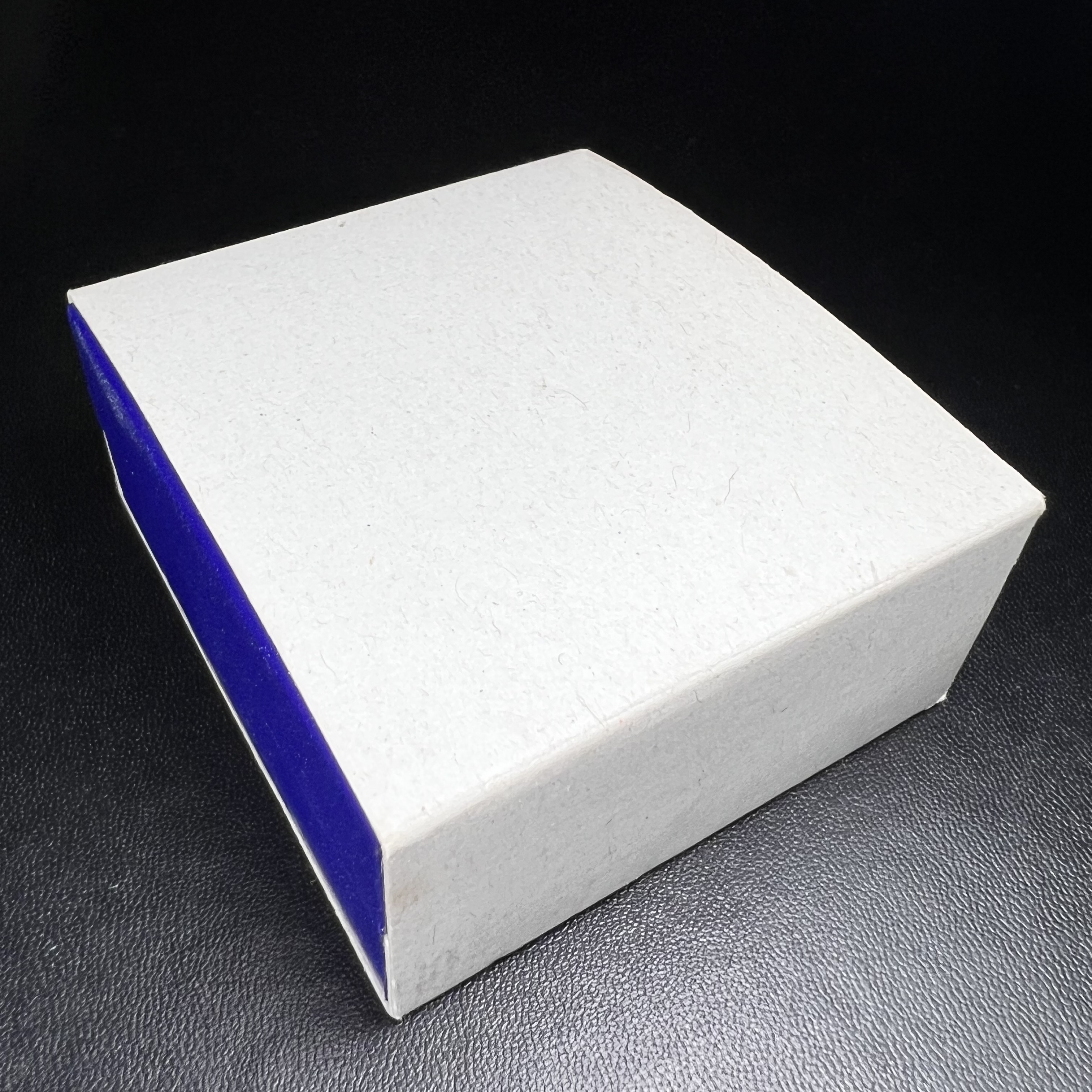 พระพุทธกาญจนพรสยามภูมิ ภปร. ปี 2539 เนื้อเงินพื้นทรายประกาย(ผิวเดิมสวย) พิมพ์ทรงใบขนุน ขนาด3.2ซม. พระพุทธรูปประจำพระชนมวาร รัชกาลที่9 ทรงโปรดเกล้าให้วิทยาลัยป้องกันราชอาณาจักร(วปอ.)สร้างในวโรกาสทรงครองสิริราชสมบัติครบ50ปี พ.ศ.2539(1ใน5000องค์)