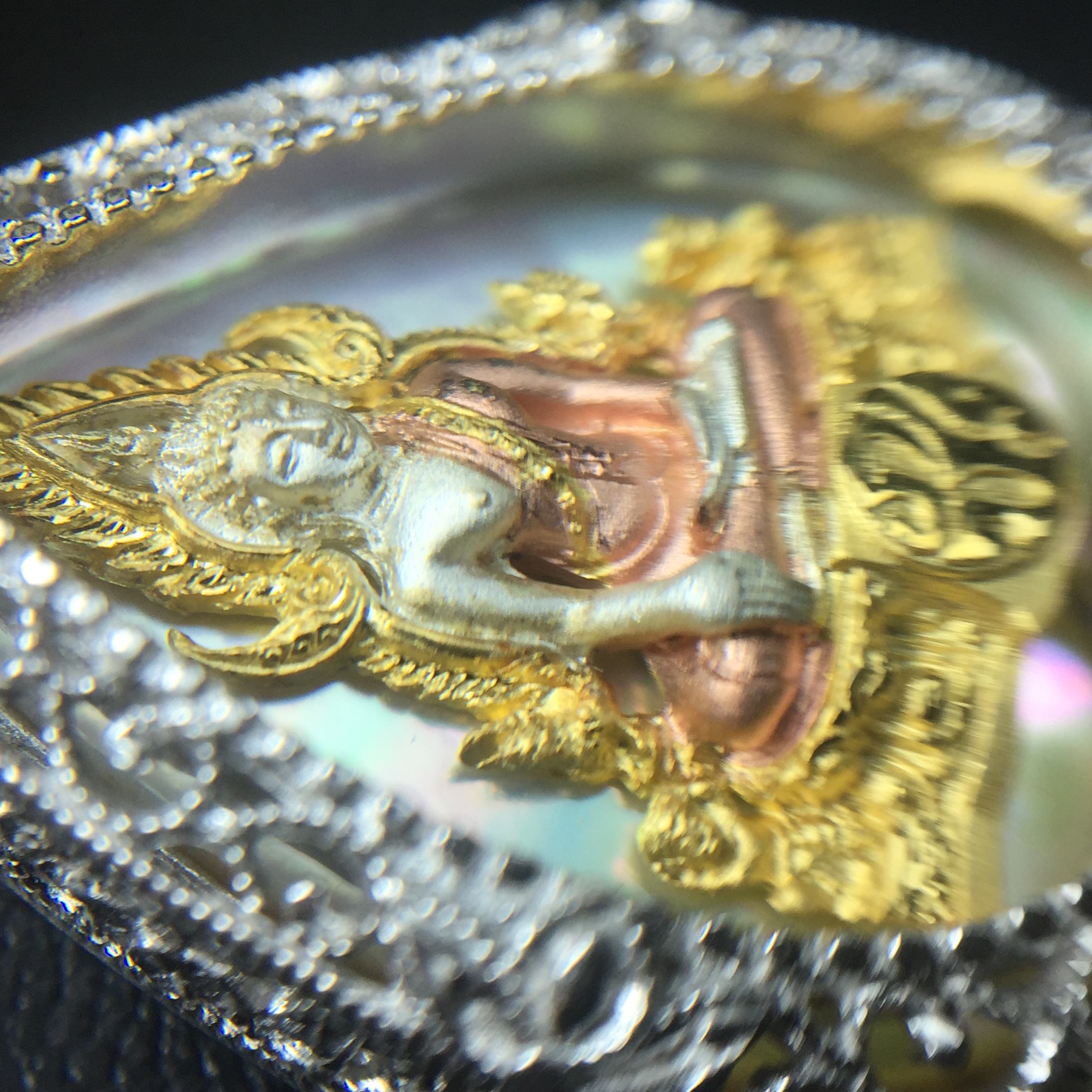 พระพุทธชินราช ภปร. โครงการ "เพราะแผ่นดินนี้ คือ แผ่นดินเกิด" ปี2548(รุ่นแรก) เหรียญทรงใบโพธิ์ ขนาด 21 x 29 มม. เนื้อเงินสามกษัตริย์ องค์พระชุบสามกษัตริย์ ล้อมด้วยกรอบเงินชุบทองคำขาวสลักเสลาเป็นลวดลายละเอียดอ่อน ส่วนพื้นองค์พระเป็นเปลือกหอยมุข