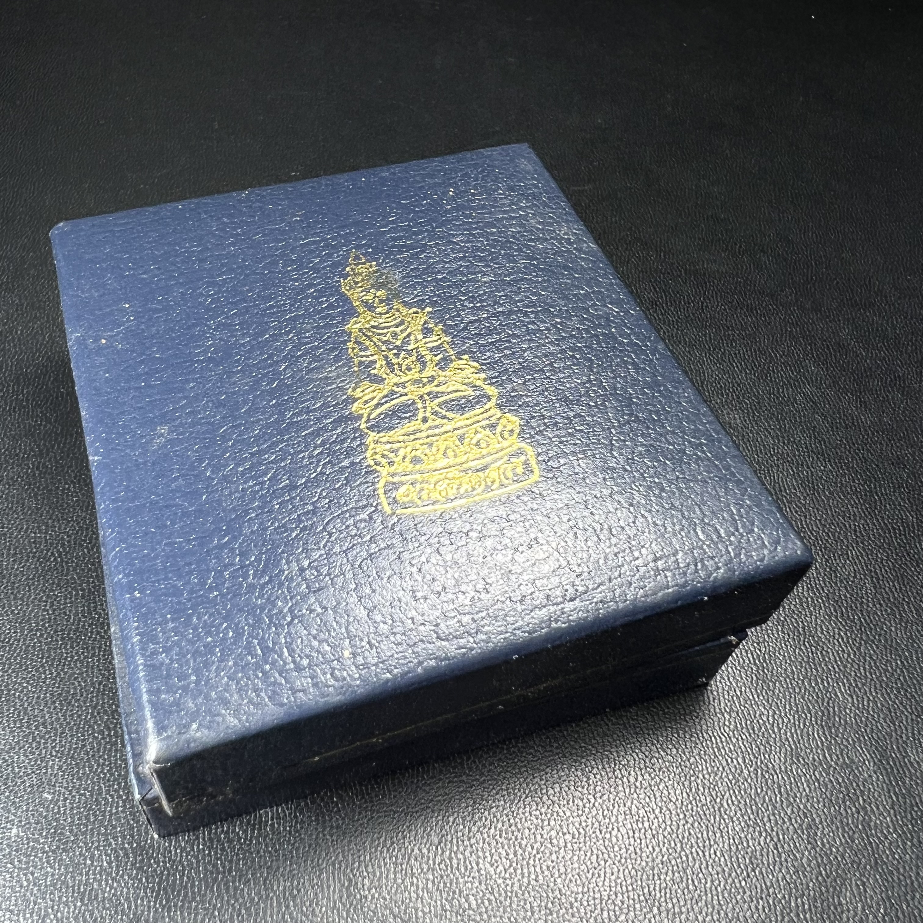 พระกริ่งอวโลกิเตศวร ( เจ้าแม่กวนอิม ) วัดโพธิ์แมนคุณาราม เนื้อเงิน พ่นทราย(ผิวเดิม ขึ้นสีรุ้งธรรมชาติ แบบนิยม เสน่ห์ของพระเนื้อเงิน) รุ่นอุดมโภคทรัพย์ พ.ศ.2539(อีกหนึ่งรุ่นยอดนิยม พุทธศิลป์สวยงดงาม)