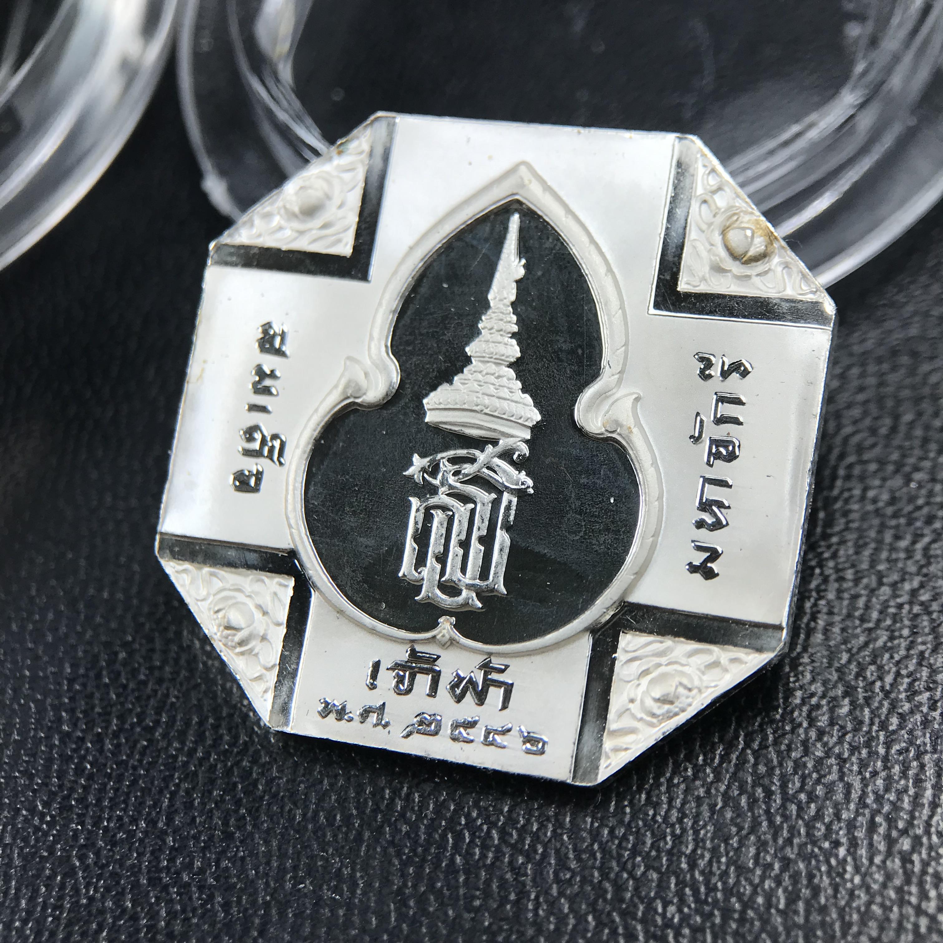 เหรียญหลวงพ่อทวด รุ่นสมเด็จเจ้าฟ้ามหาจักรี 48พรรษา โดยสภากาชาดไทย ปี2546 ชุดเหรียญเนื้อเงิน4ขนาด(ครบชุดพร้อมตลับบรรจุเดิม)พุทธาภิเษก ณ วัดช้างให้ จังหวัดปัตตานี