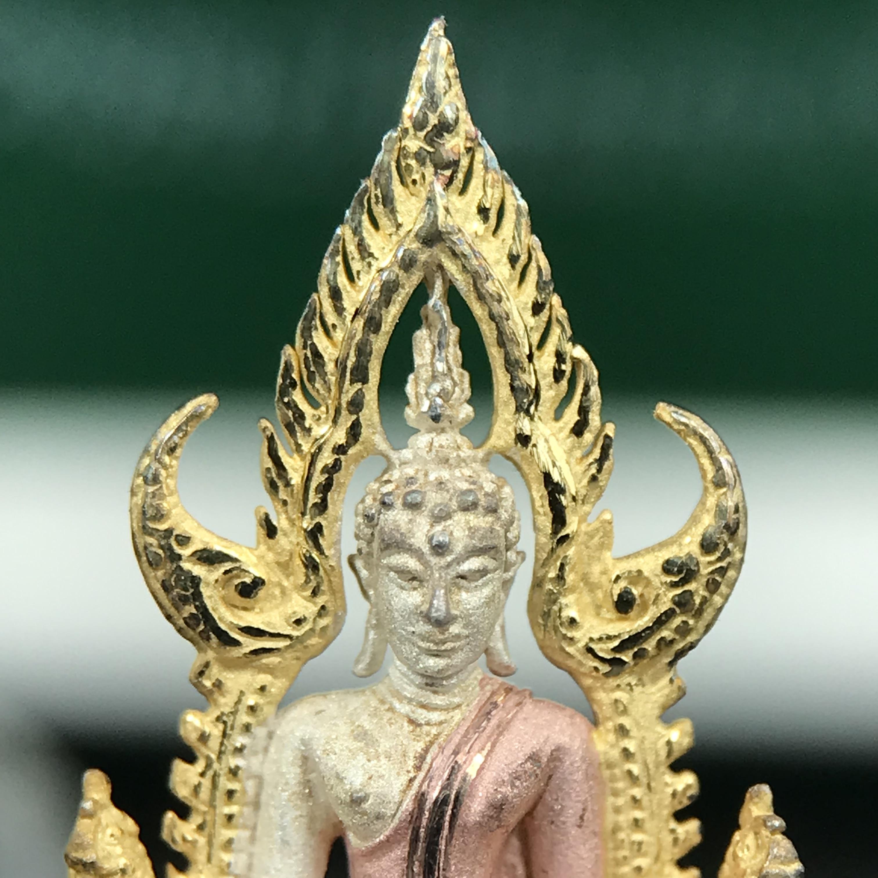 พระพุทธชินราช ภปร. ในวโรกาสพระราชพิธีมหามงคล เฉลิมพระชนมายุ6รอบ 5ธันวาคม2542 มูลนิธิพิทักษ์ดวงตาประชาชน จัดสร้าง เนื้อเงินบริสุทธิ์ 99.9% แบบสามกษัตริย์ขัดเงาบางส่วน พิมพ์กลาง ขนาดสูง 2.4 ซม. พร้อมกล่องบรรจุเดิม