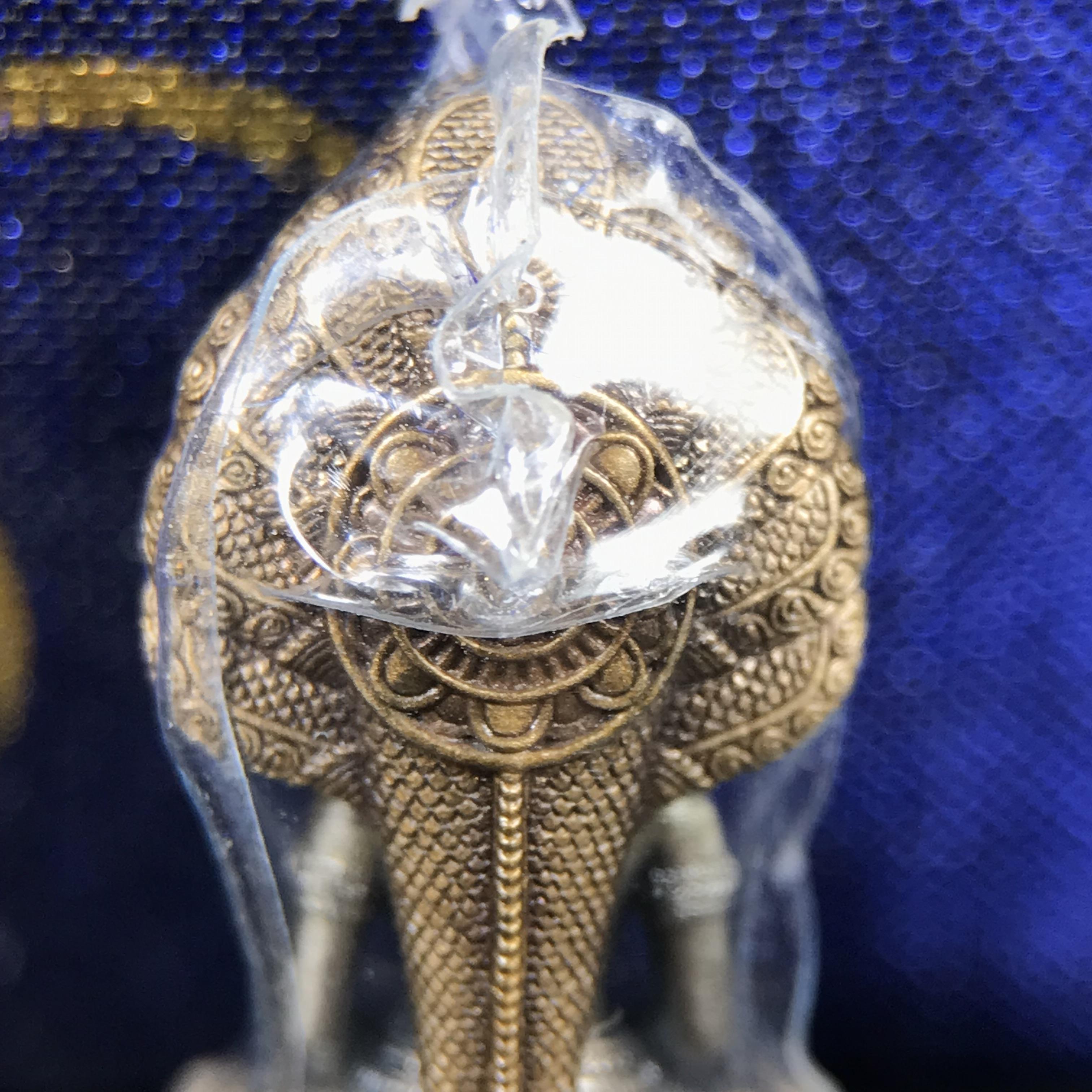 พระพุทธสิรินาคเภษัชยคุรุจุฬาภรณ์ ที่ระลึกโรงพยาบาลจุฬาภรณ์ พระกริ่งเงินฐานบรอนซ์ ขนาดความสูง 2.7 เซนติเมตร สภาพสวย ซีนซองกล่องบรรจุเดิมครบ องค์หมายเลข ๑๗๙๗