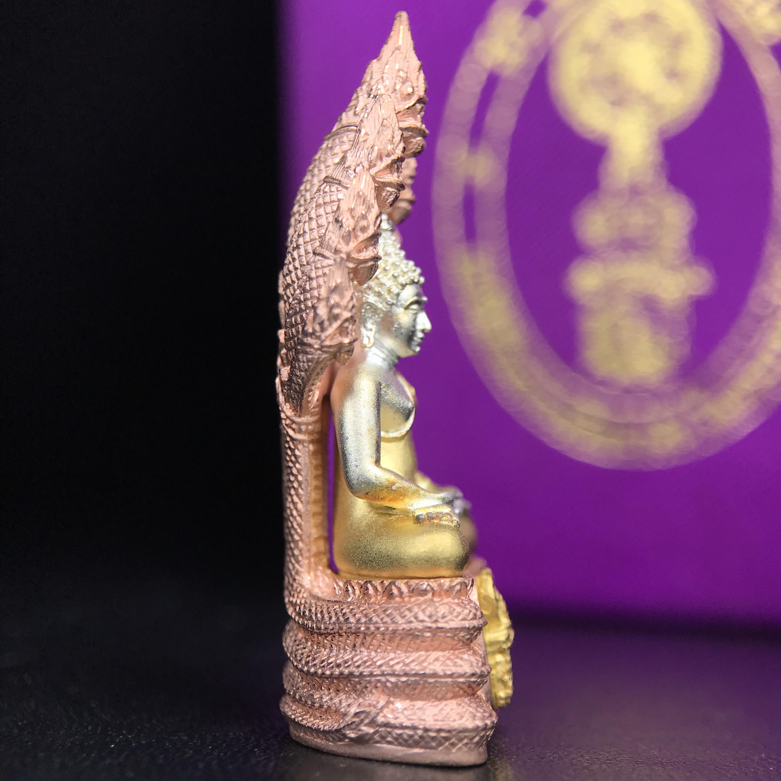 พระนาคปรก สธ. รุ่นสร้างพระอุโบสถเฉลิมพระเกียรติ 4 รอบ 84 พรรษา สมเด็จพระเทพรัตนราชสุดาฯ วัดบวรนิเวศวิหาร ปี 2543 พิมพ์ใหญ่ เนื้อเงินบริสุทธิ์ ชุบสามกษัตริย์แบบพ่นทรายขัดเงาบางส่วน(สภาพ สวย )พิธีใหญ่ พุทธศิลป์งดงาม หายาก (1 ใน 1999 องค์)