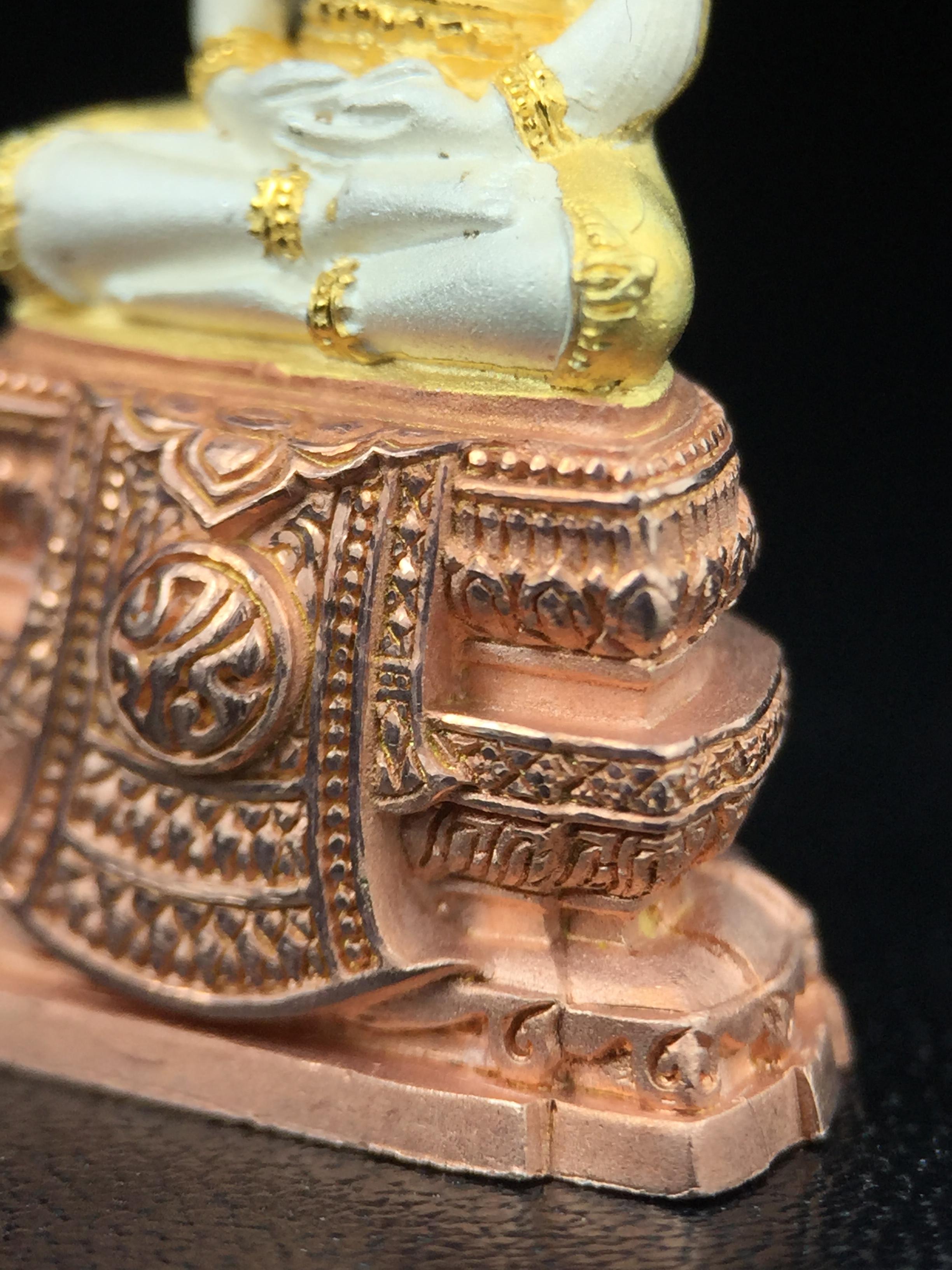 พระแก้วมรกต ภปร. ปี2547 จัดสร้างโดย รพ.ภูมิพลฯ เนื้อเงิน (3 กษัตริย์)ลอยองค์ หน้าตัก 1/2 นิ้ว งดงามทรงคุณค่าอีกหนึ่งรุ่นยอดนิยม หายาก