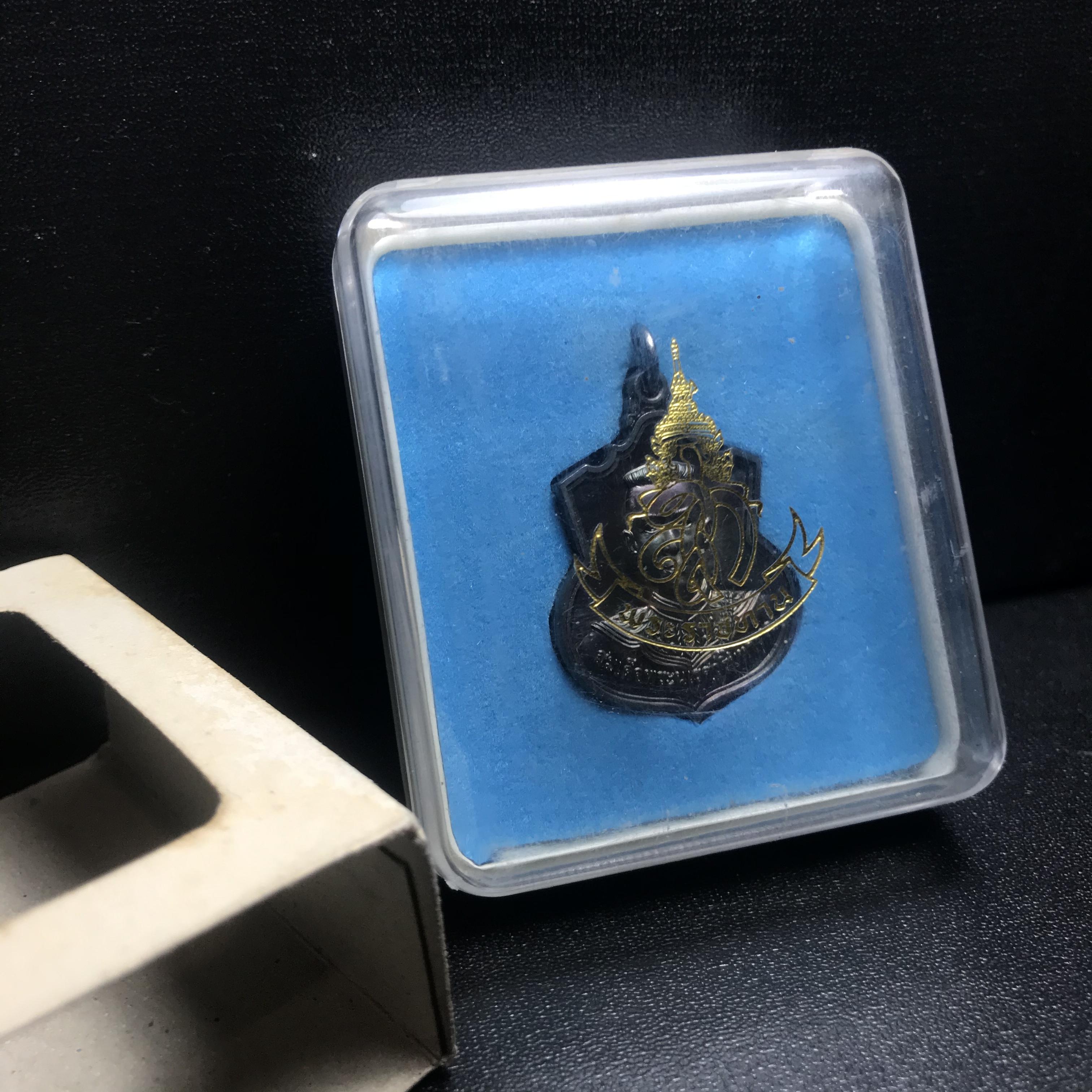 เหรียญสมเด็จพระนเรศวรมหาราช(พระองค์ดำ) รุ่นสู้ หลัง สก. ปี2548 พิธีใหญ่ เนื้อเงิน(ผิวเดิม กลับดำ ขึ้นสีรุ้งธรรมชาติ)สวยมาก