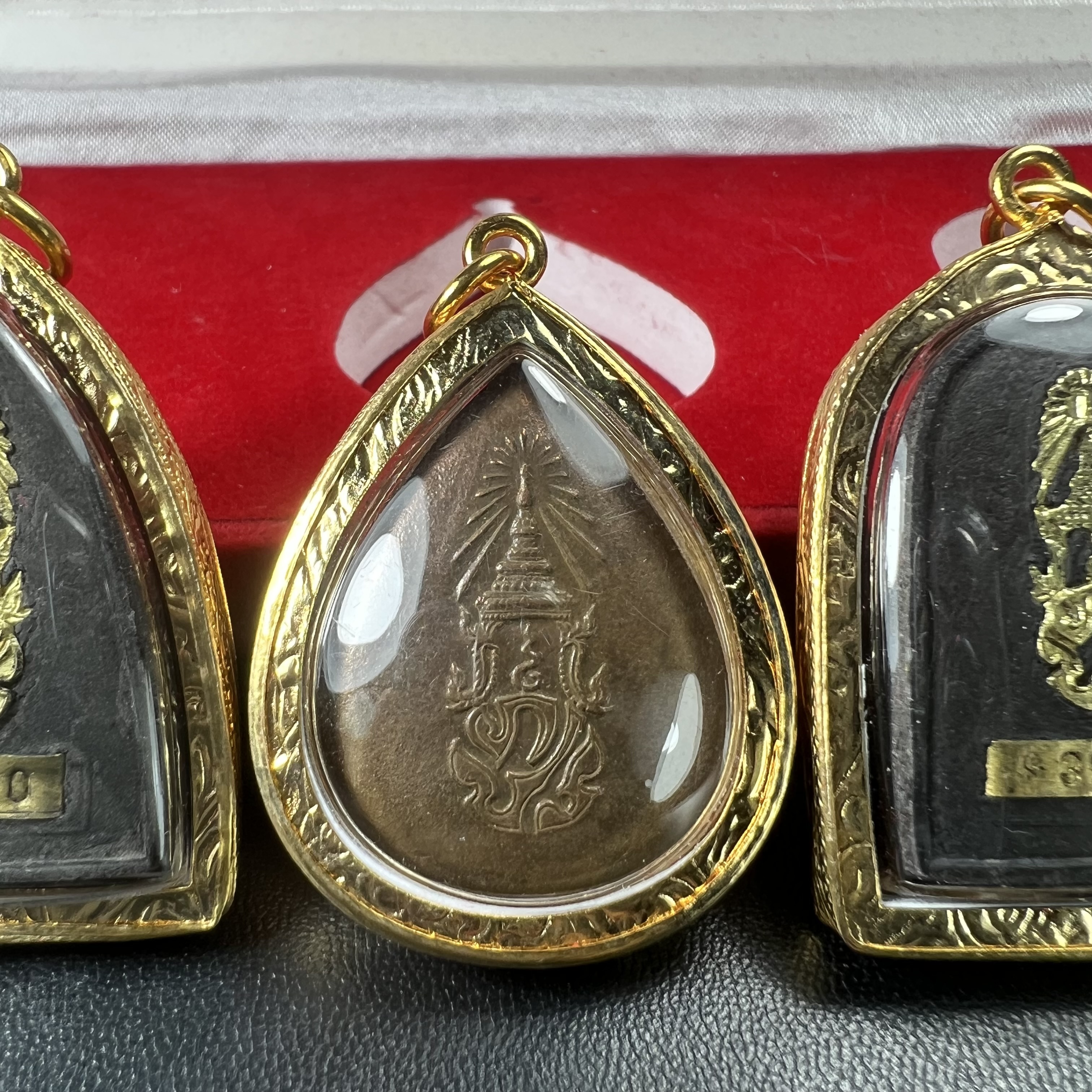 พระชุดของขวัญ 3 องค์ พระหลวงปู่ทวด ภปร. ทรงกลีบบัวและกลีบขนุนพร้อมเหรียญพระพุทธสิงหธรรมมงคล ปี 2547 (ชนวนเก่า)เนื้อว่านด้านหลังมี ภปร. เป็นโลหะผสมสูง 3.3ซม.พิธีใหญ่ มวลสารดี ปลุกเสกวัดพระแก้ว(งานเลี่ยมกรอบเดิมจากผู้จัดสร้างห่อหุ้มด้วยทองนพเกล้า)