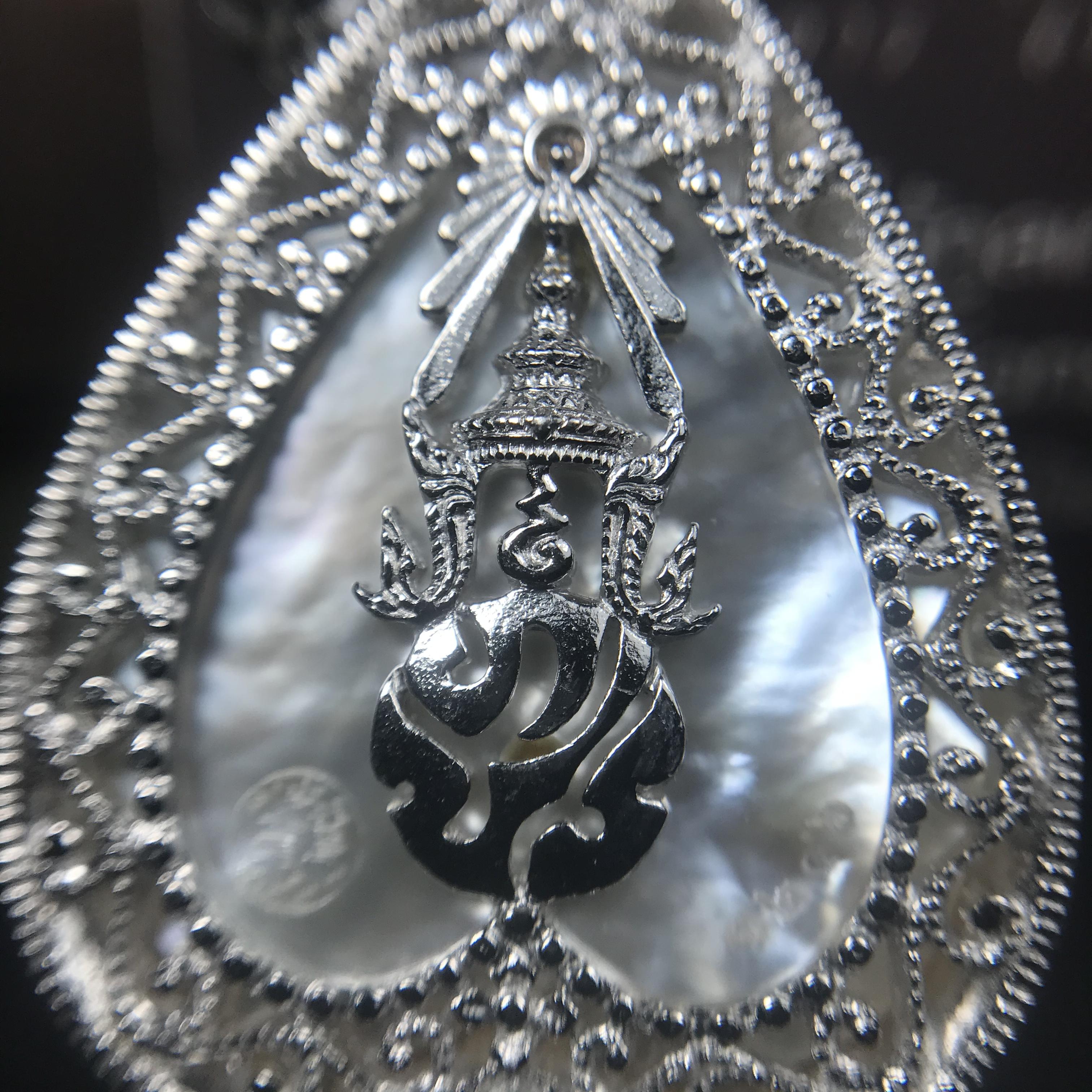 พระพุทธชินราช ภปร. โครงการ "เพราะแผ่นดินนี้ คือ แผ่นดินเกิด" ปี2548(รุ่นแรก) เหรียญทรงใบโพธิ์ ขนาด 21 x 29 มม. เนื้อเงินสามกษัตริย์ องค์พระชุบสามกษัตริย์ ล้อมด้วยกรอบเงินชุบทองคำขาวสลักเสลาเป็นลวดลายละเอียดอ่อน ส่วนพื้นองค์พระเป็นเปลือกหอยมุข