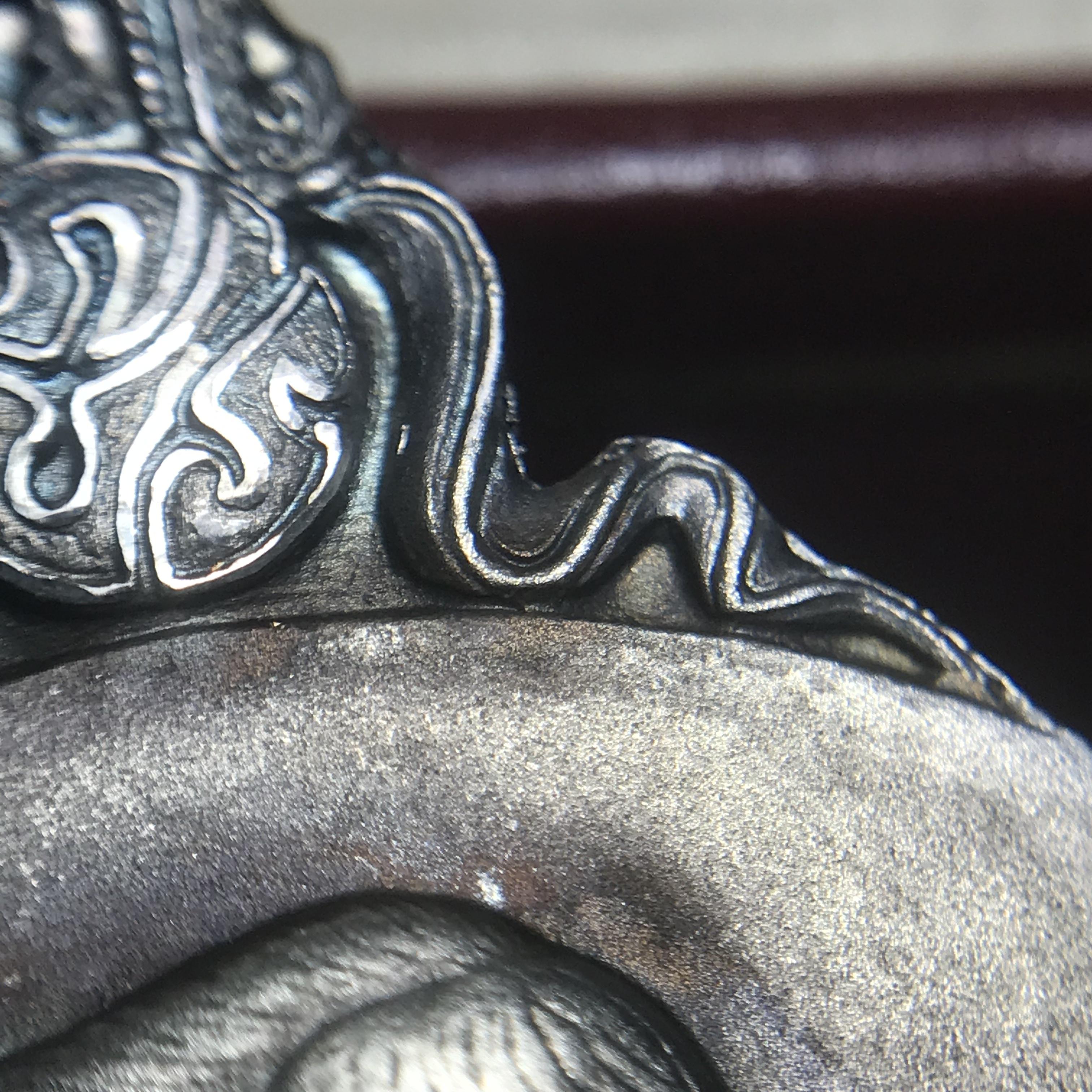 เหรียญพระมหาชนก ปี2539(รุ่นแรก) เนื้อเงิน พิมพ์ใหญ่บล็อกนิยมหายากสุดในรุ่น(วงเดือน คอจุด) ผิวเดิมสีรุ้งธรรมชาติแบบนิยม พร้อมหนังสือสภาพสวยครบชุด