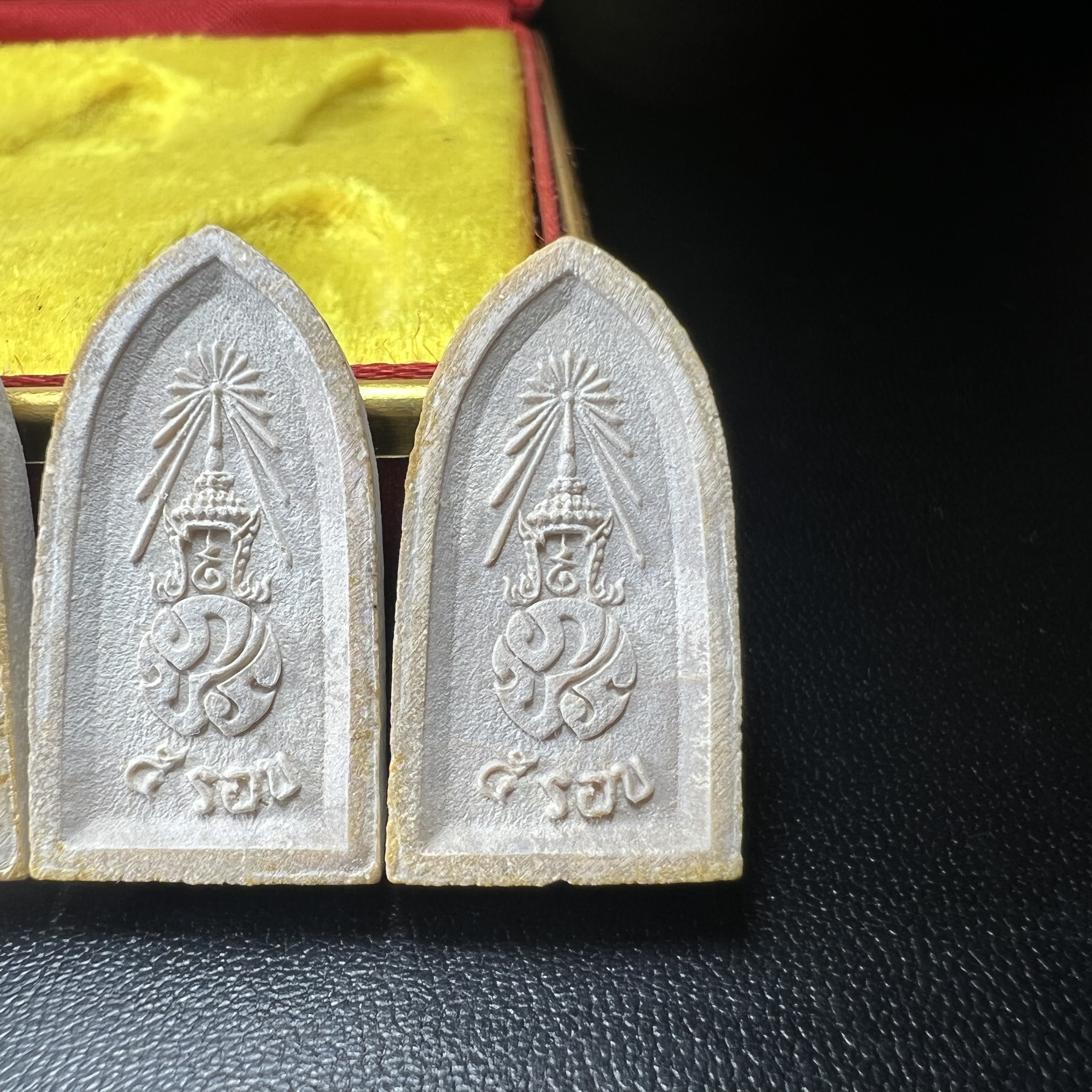 พระไพรีพินาศ ภปร. ครบ 5 รอบ ร.9 ปี 2530(เนื้อผงพิมพ์ใหญ่) ชุดกรรมการ บรรจุจำนวน 10 องค์ ในกล่อง ตราสัญลักษณ์ ภปร.(ในหลวงรัชกาลที่9เสด็จในพิธีเจิมพระสุหร่าย)พระดี พิธีใหญ่ ประกอบพิธีพุทธาภิเษกพร้อมกับพิธีพระกริ่งปวเรศ ปี2530 วัดบวรนิเวศวิหาร(1 ใน 15 ชุด)