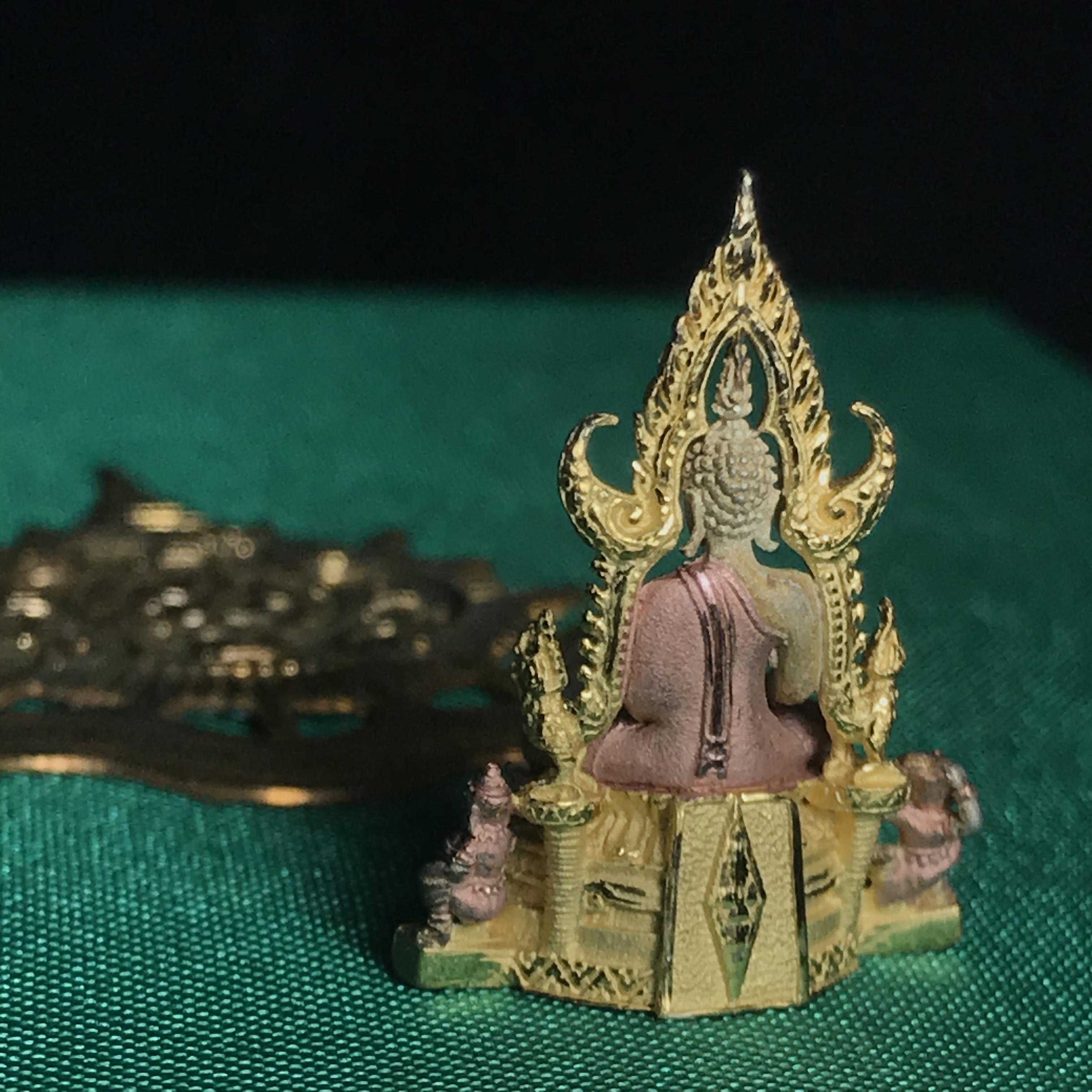 พระพุทธชินราช ภปร. ในวโรกาสพระราชพิธีมหามงคล เฉลิมพระชนมายุ6รอบ 5ธันวาคม2542) เนื้อเงินสามกษัตริย์ พิมพ์ขนาดกลาง พร้อมกล่องบรรจุ