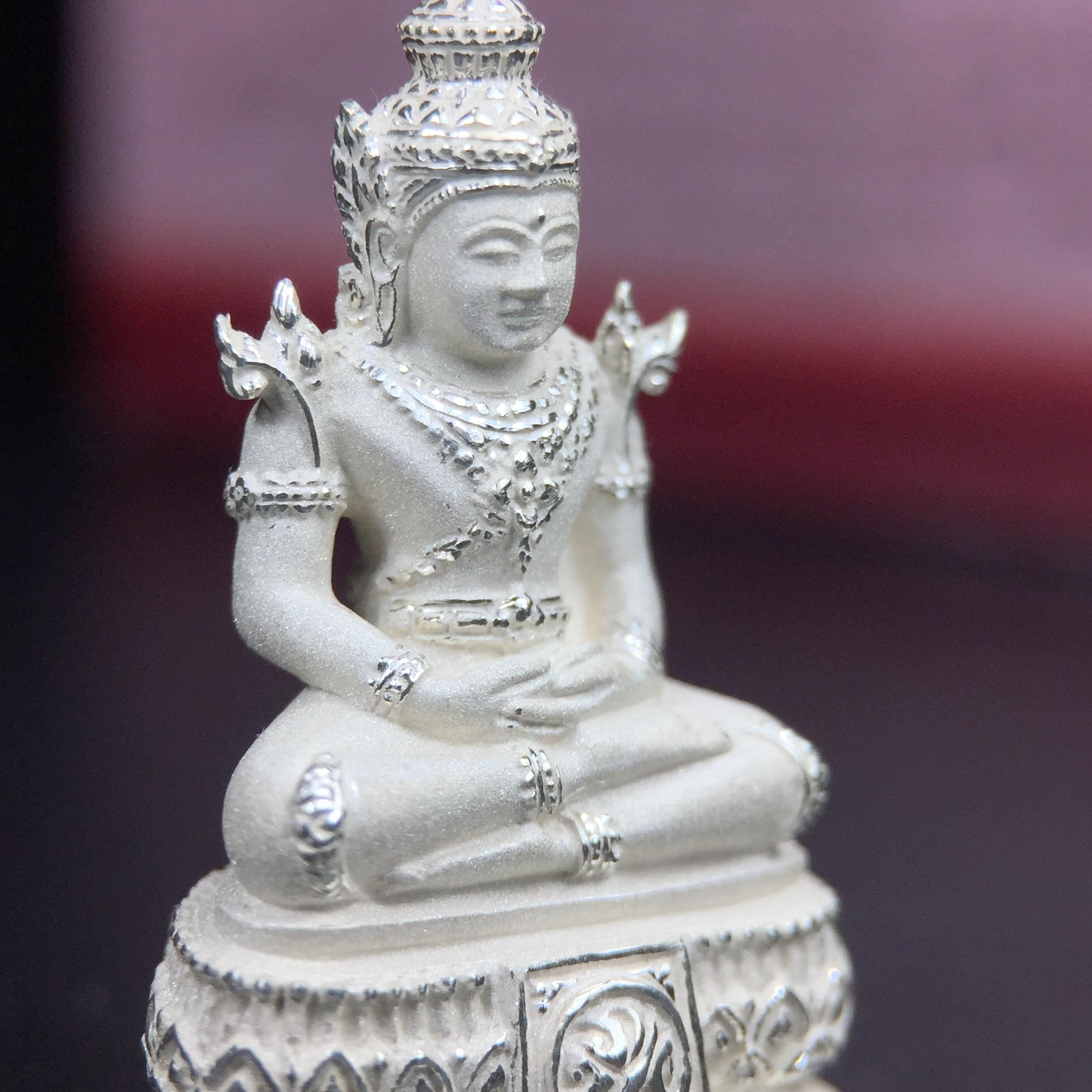 พระแก้วมรกต ภปร.(รุ่นแรก) ปี2545 จัดสร้างในมหาวโรกาส พระบาทสมเด็จพระเจ้าอยู่หัวรัชกาลที่ 9 ครบรอบ 75 พรรษา และฉลองกรุงรัตนโกสินทร์ครบ 220 ปี พิมพ์ลอยองค์ใหญ่ เนื้อเงินบริสุทธิ์ 92.5% ขนาด 19*35 มม. พร้อมกล่องบรรจุเดิม สวยครบสมบูรณ์(องค์หมายเลข 1063)